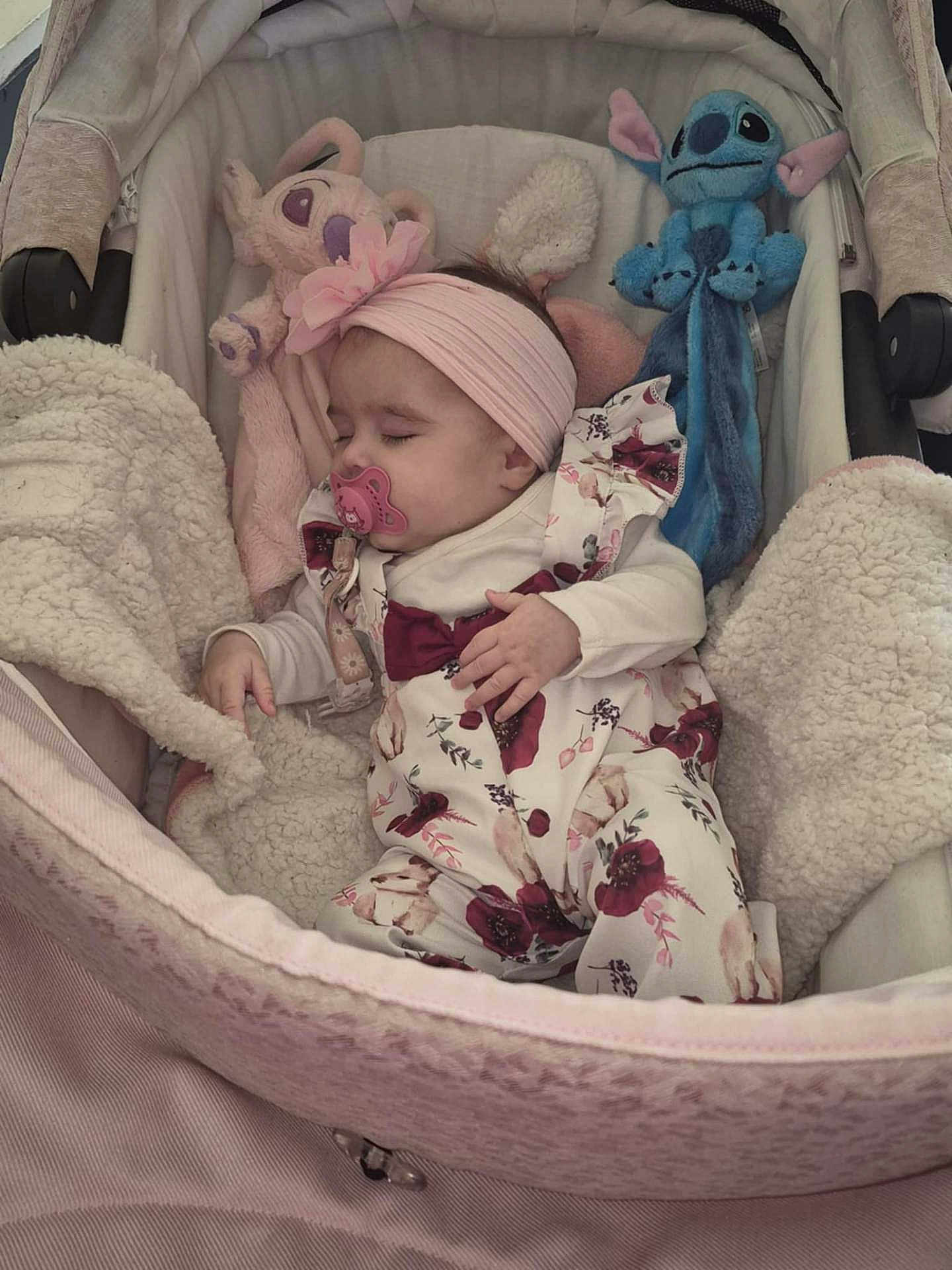 Sheïna a rejoint le concours — aidez-le/la à gagner de superbes lots ! baby, sleeping, bassinet, blanket, plush_toy, pacifier, headband, clothing, soft_toys, child, infant, cute, cozy, pink, blue, floral_pattern, peaceful, indoors, resting, portrait