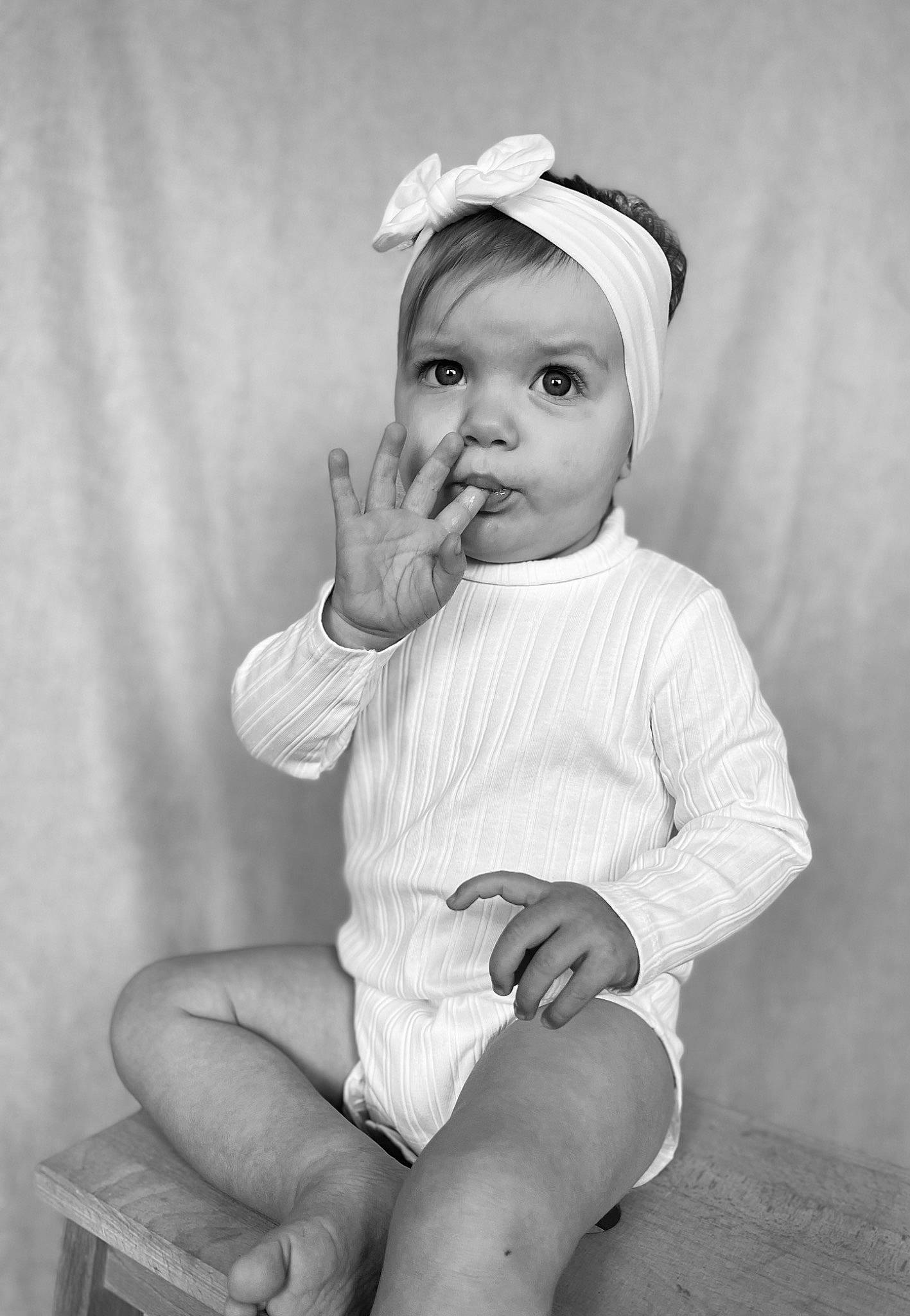 Iris participe au concours pour gagner de l'argent avec cette photo : arm, baby, baby_toddler_clothing, black_and_white, child, flash_photography, human_leg, knee, monochrome, monochrome_photography, people, person, photograph, shorts, sitting, sleeve, standing, style, thigh, toddler