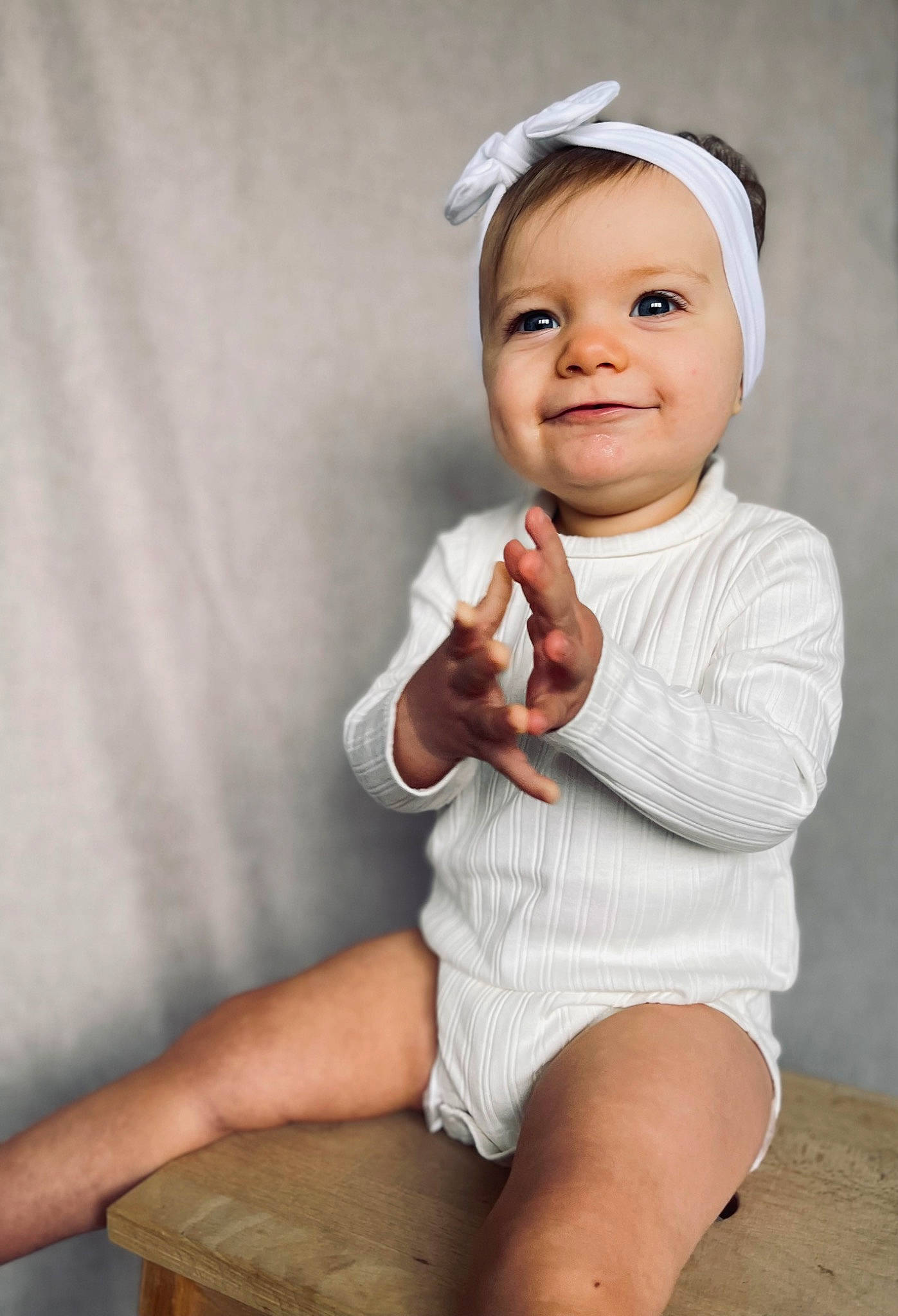Iris a rejoint le concours — aidez-le/la à gagner de superbes lots ! arm, baby_toddler_clothing, cheek, dress, elbow, eye, face, finger, flash_photography, gesture, hand, happy, human_body, joy, leg, lip, muscle, person, skin, sleeve