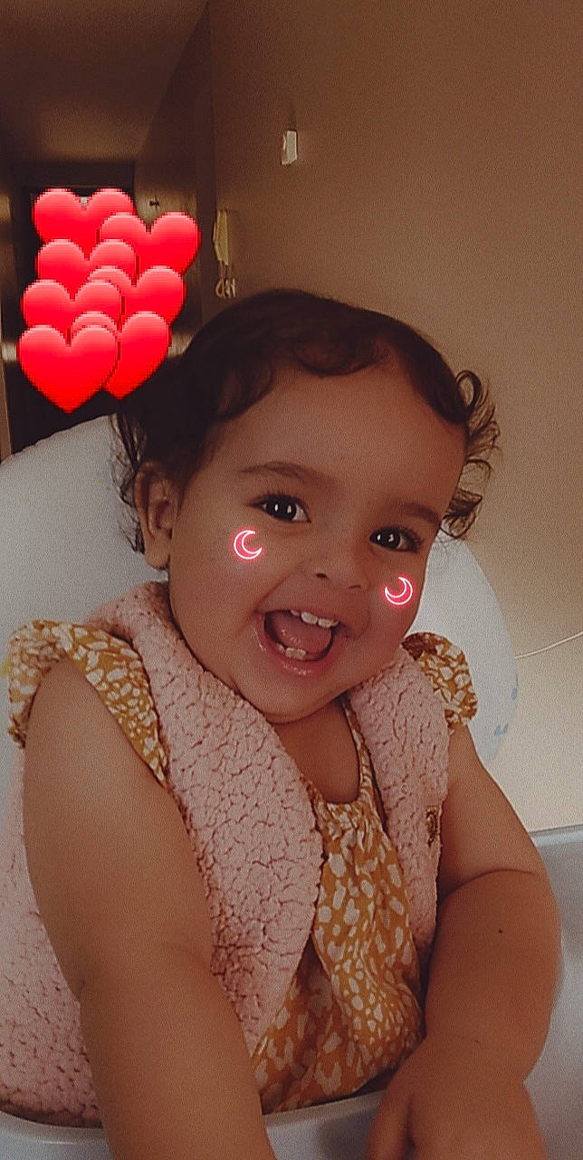 Firdawes a rejoint le concours — aidez-le/la à gagner de superbes lots ! balloon, chin, ear, eye, eyebrow, eyelash, finger, flash_photography, happy, headgear, headpiece, iris, joy, lip, neck, organ, person, pink, skin, smile