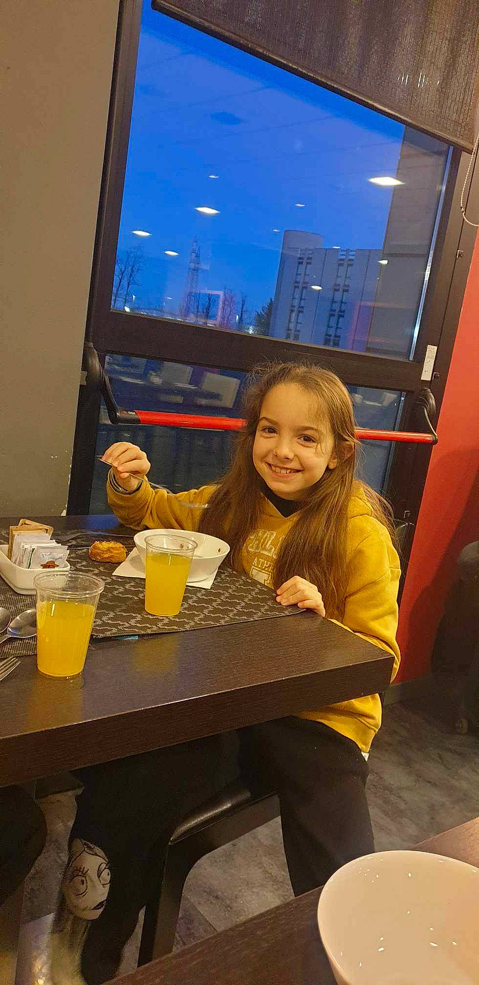 Lana a rejoint le concours — aidez-le/la à gagner de superbes lots ! child, cocktail, drink, event, food, fruit, fun, happy, joy, juice, leisure, person, plate, room, sitting, smile, table, tableware, television, toddler