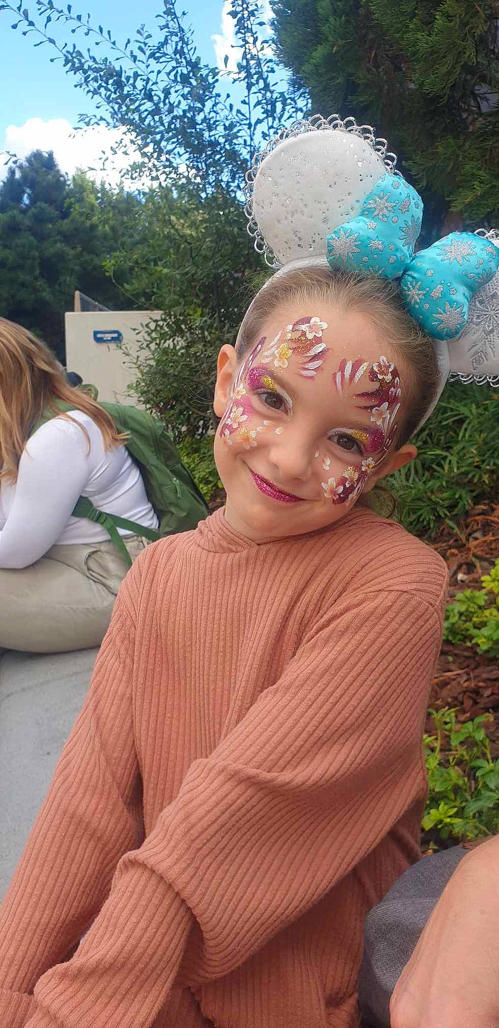 Lana a rejoint le concours — aidez-le/la à gagner de superbes lots ! art, child, event, eyewear, fun, garden, grass, happy, head, jewellery, joy, laugh, leisure, luggage_and_bags, magenta, necklace, person, sitting, smile, summer