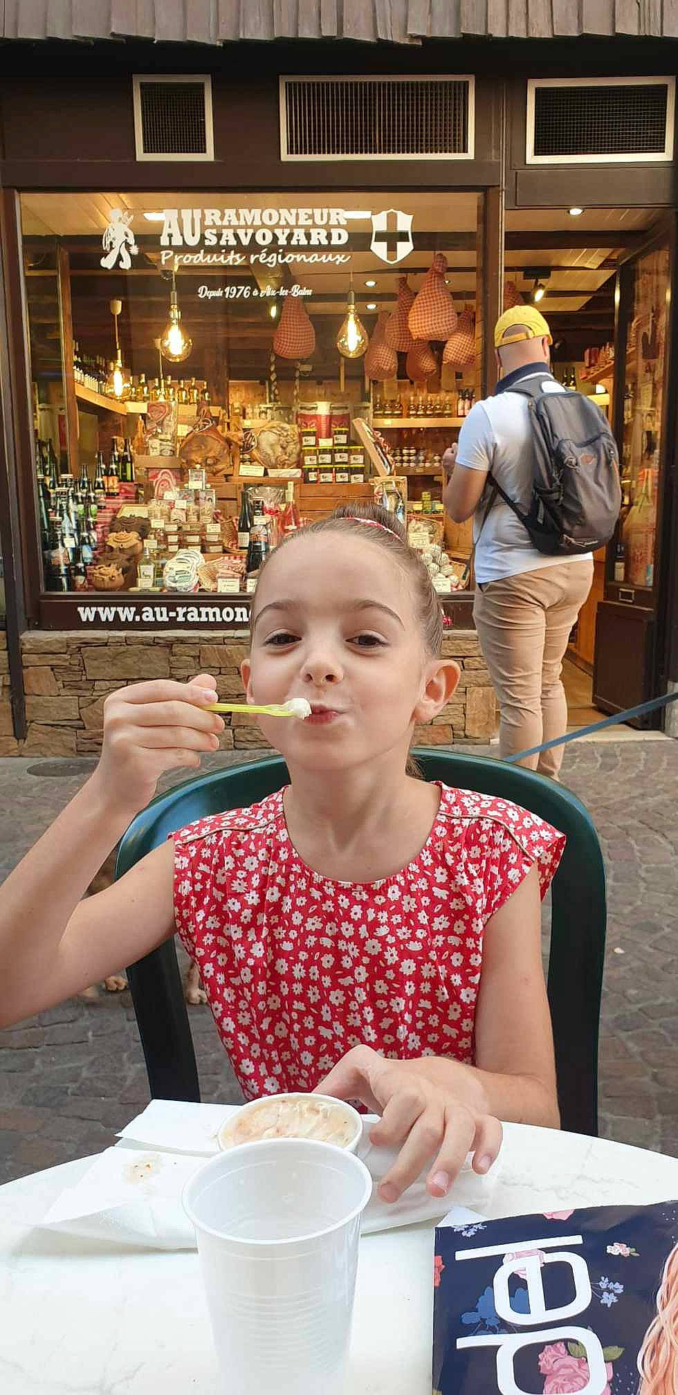 Lana a rejoint le concours — aidez-le/la à gagner de superbes lots ! chair, cup, drink, drinkware, event, fun, hat, leisure, people, person, photograph, plate, recreation, serveware, sitting, snapshot, summer, t_shirt, tableware, tourism