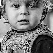 Jean participe au concours pour gagner de l'argent avec cette photo : toddler, child, face, portrait, black_and_white, curly_hair, vest, clothing, expression, young_child, person, closeup, eyes, hair, innocence, cute, texture, warm_clothing, outdoor, curiosity