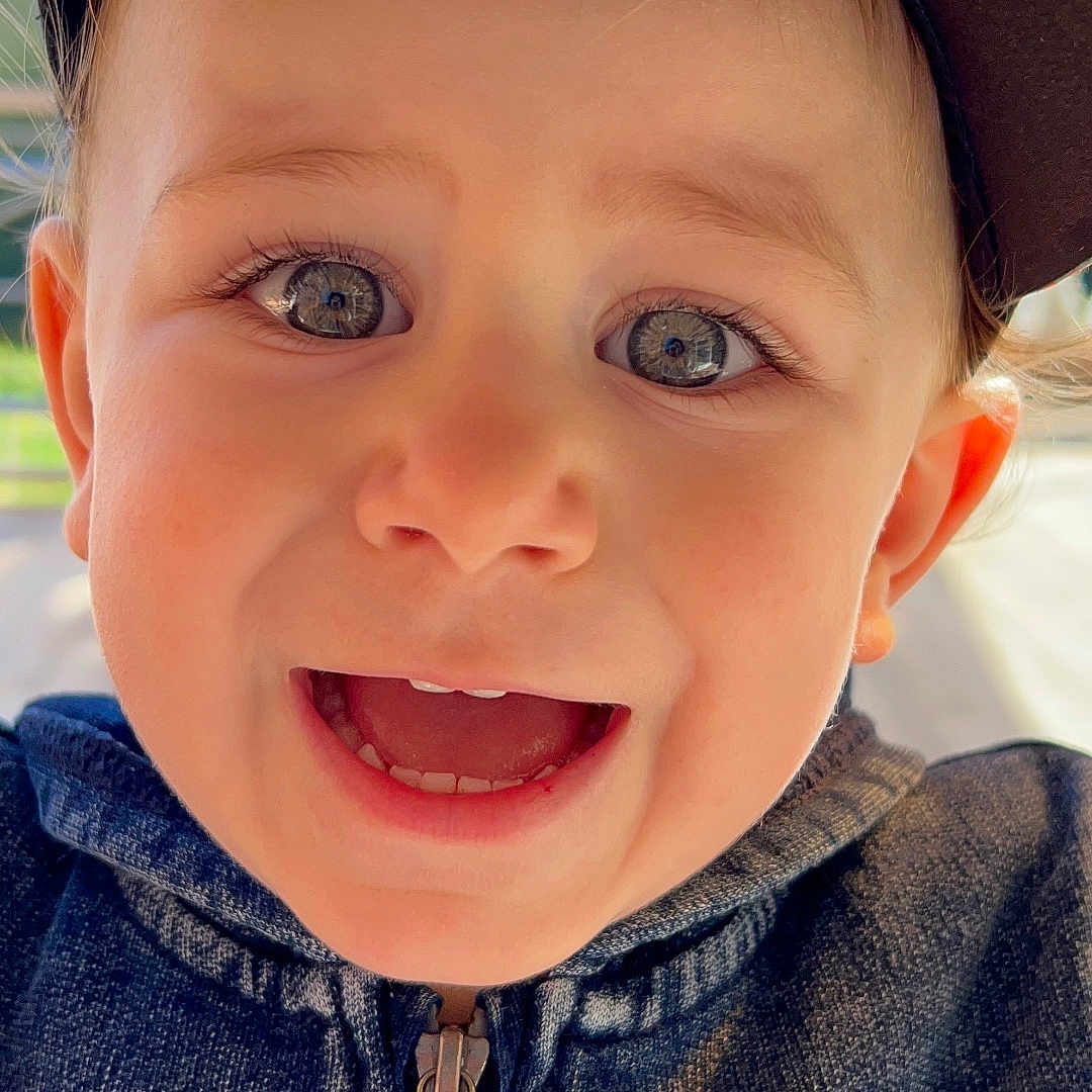 Léon a rejoint le concours — aidez-le/la à gagner de superbes lots ! baby, baseballcap, bodypart, cap, clothing, coat, face, happy, hat, head, jacket, jeans, laughing, mouth, pants, person, photography, portrait, smile, teeth