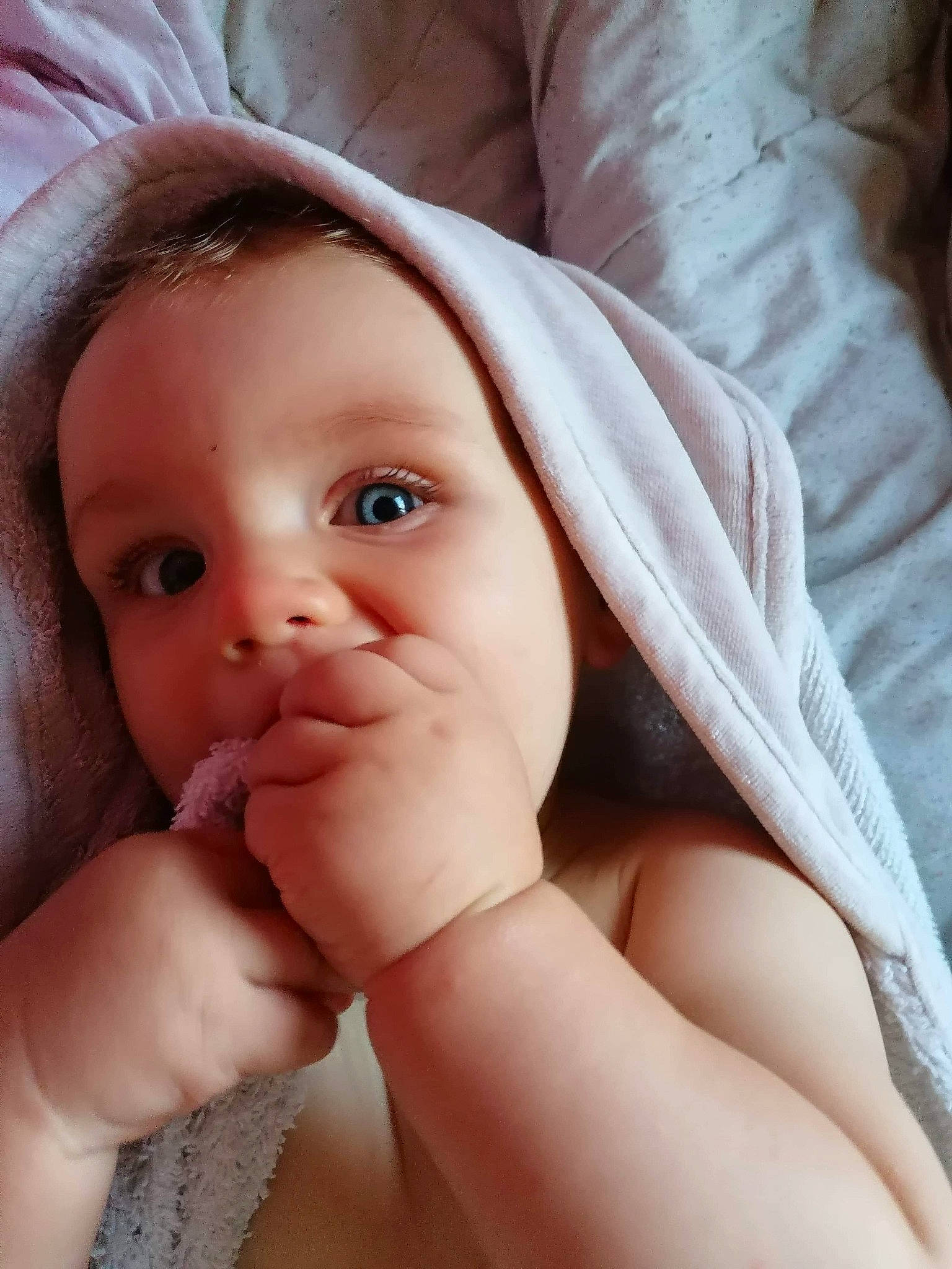 Juliann a rejoint le concours — aidez-le/la à gagner de superbes lots ! baby, cheek, child, eye, face, finger, hand, head, lip, mouth, nose, person, skin, toddler