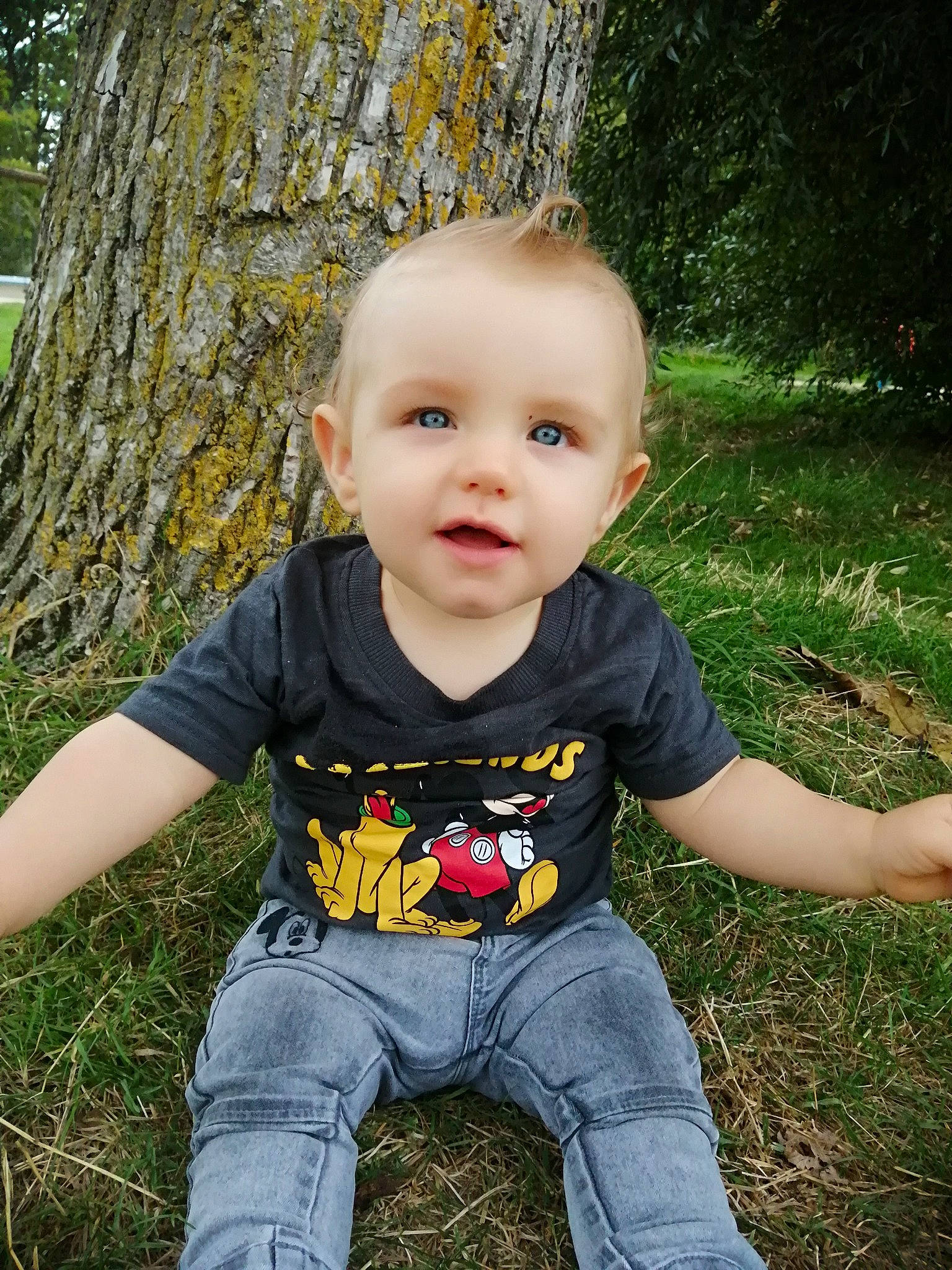 Juliann a rejoint le concours — aidez-le/la à gagner de superbes lots ! baby, cheek, child, eye, grass, green, jeans, leaf, people_in_nature, person, photography, plant, shortstraw_pine, sitting, skin, toddler, tree, trunk