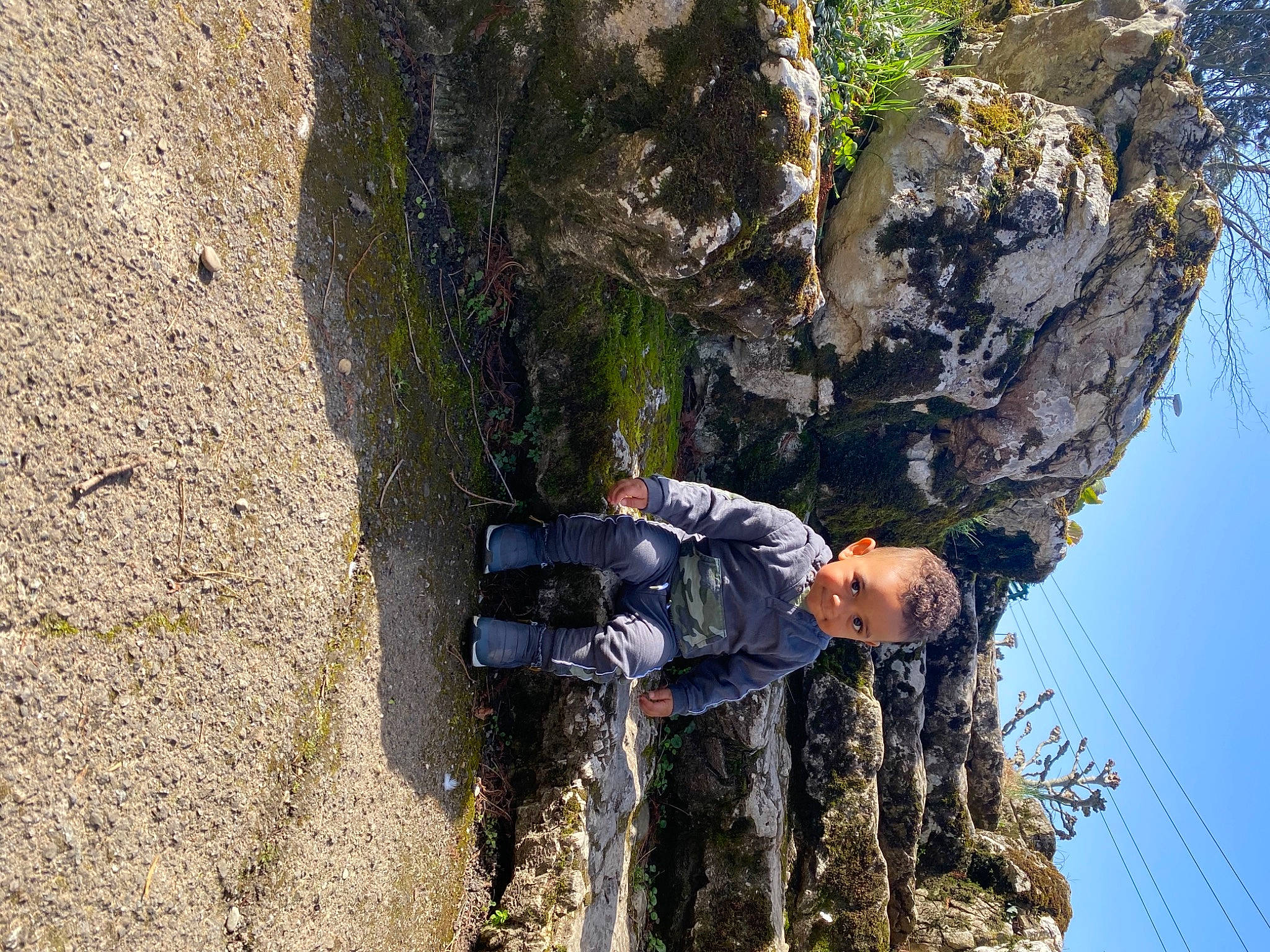 Killian participe au concours pour gagner de l'argent avec cette photo : adventure, bedrock, climbing, formation, fun, hiking, leisure, mountain, mountaineer, outcrop, person, plant, recreation, rock_climbing, rock_climbing_equipment, rope, sky, slope, sport_climbing, tree