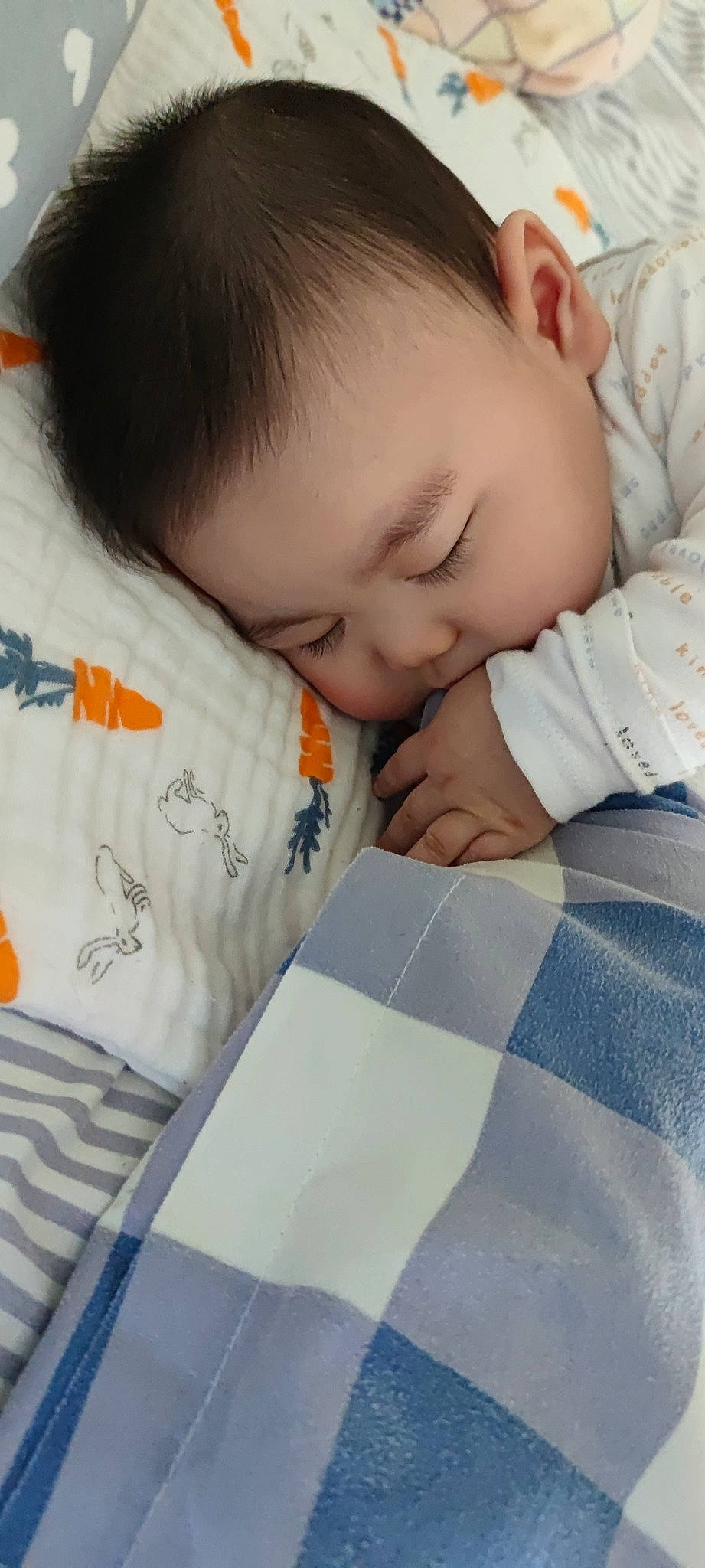 Jimmy participe au concours pour gagner de l'argent avec cette photo : arm, baby, baby_sleeping, baby_toddler_clothing, cheek, child, comfort, face, facial_expression, finger, forehead, hair, happy, head, nose, person, product, skin, sleeve, textile