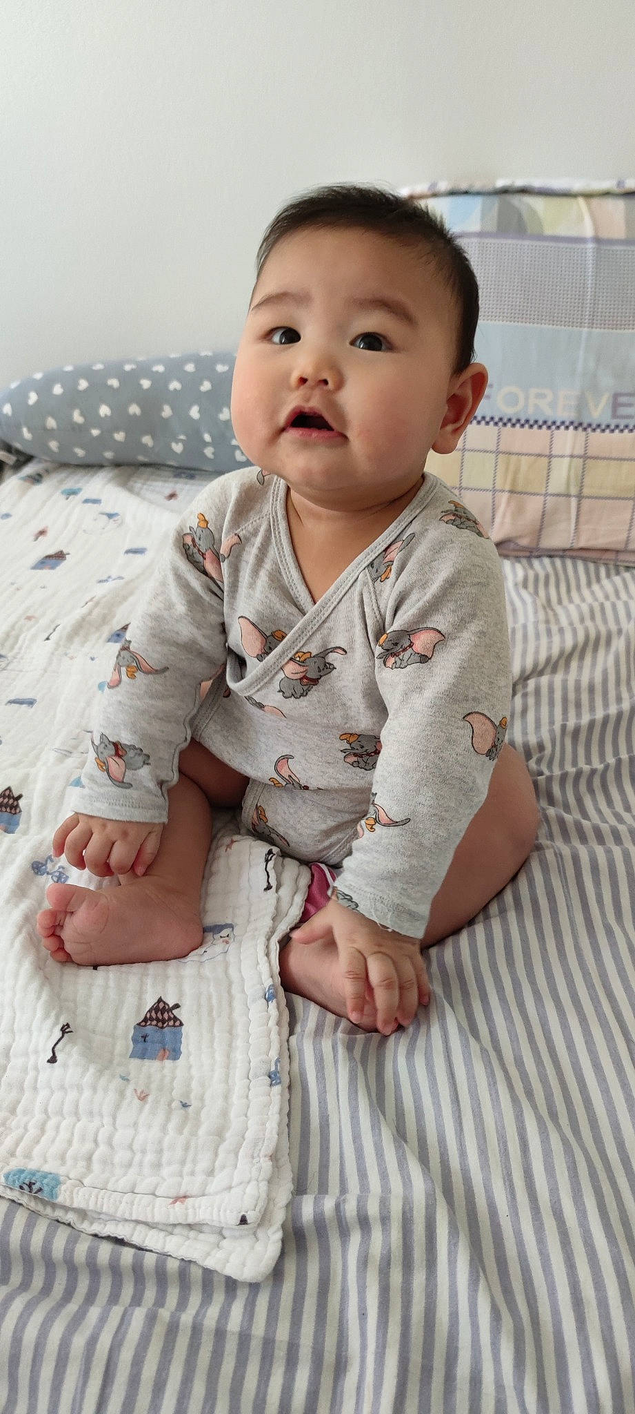 Jimmy a rejoint le concours — aidez-le/la à gagner de superbes lots ! baby, baby_toddler_clothing, cheek, child, collar, comfort, dress_shirt, eye, flooring, happy, head, linens, nose, pattern, person, product, sitting, skin, sleeve, thumb