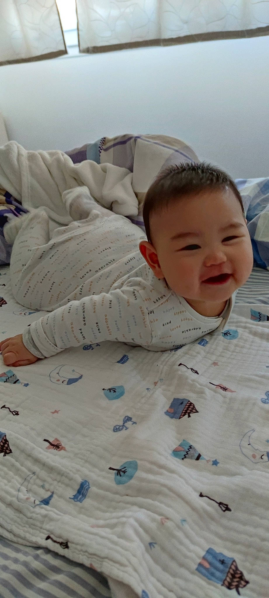 Jimmy a rejoint le concours — aidez-le/la à gagner de superbes lots ! baby, baby_toddler_clothing, bed_sheet, bedding, bedtime, child, comfort, couch, flooring, happy, linens, pattern, person, room, sand, sitting, sleep, sleeve, t_shirt, textile