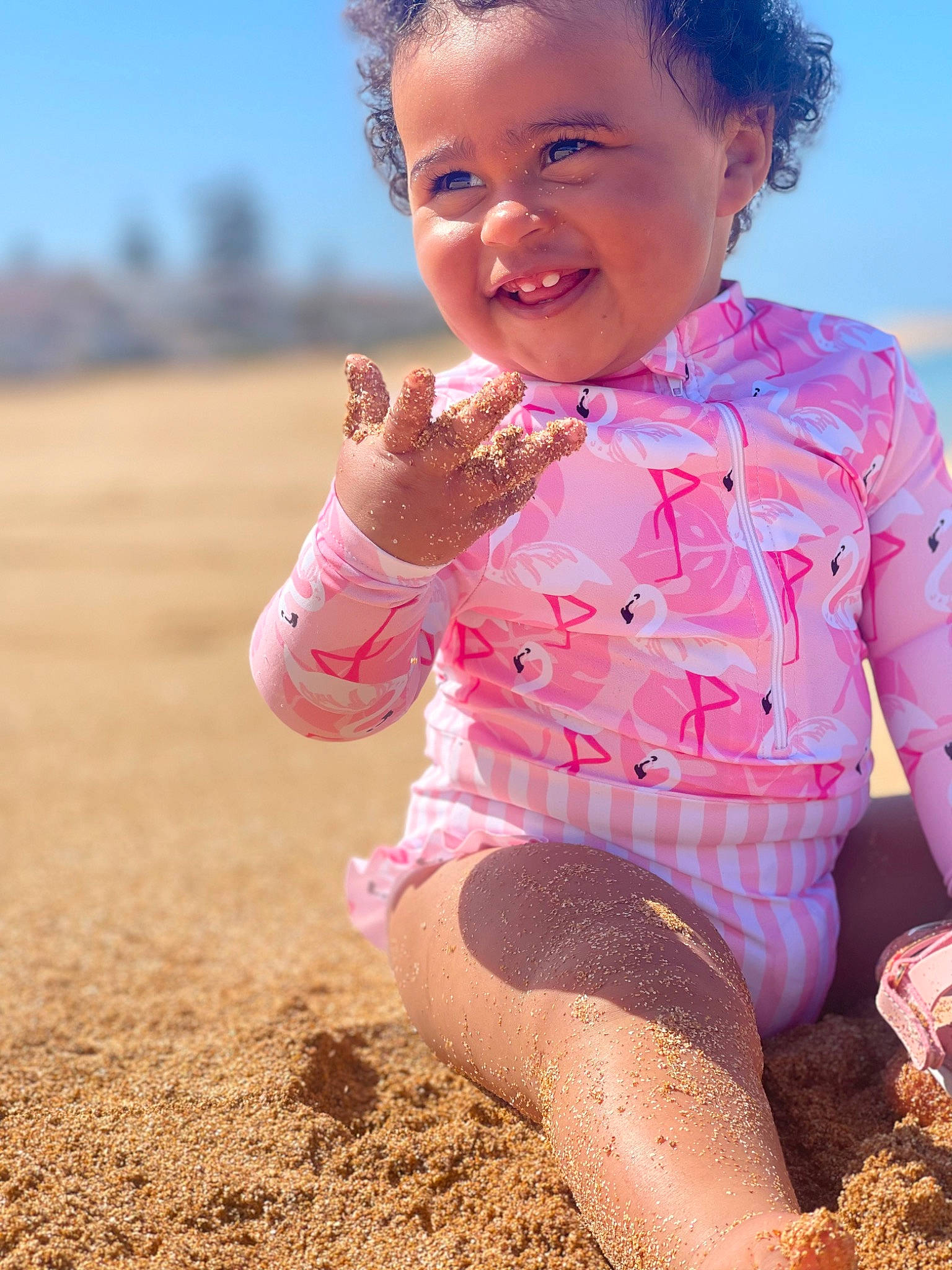 Isrâa a rejoint le concours — aidez-le/la à gagner de superbes lots ! child, facial_expression, finger, fun, gesture, grass, hand, happy, human, joy, leg, lip, mouth, people_in_nature, person, pink, skin, sky, smile, sunlight