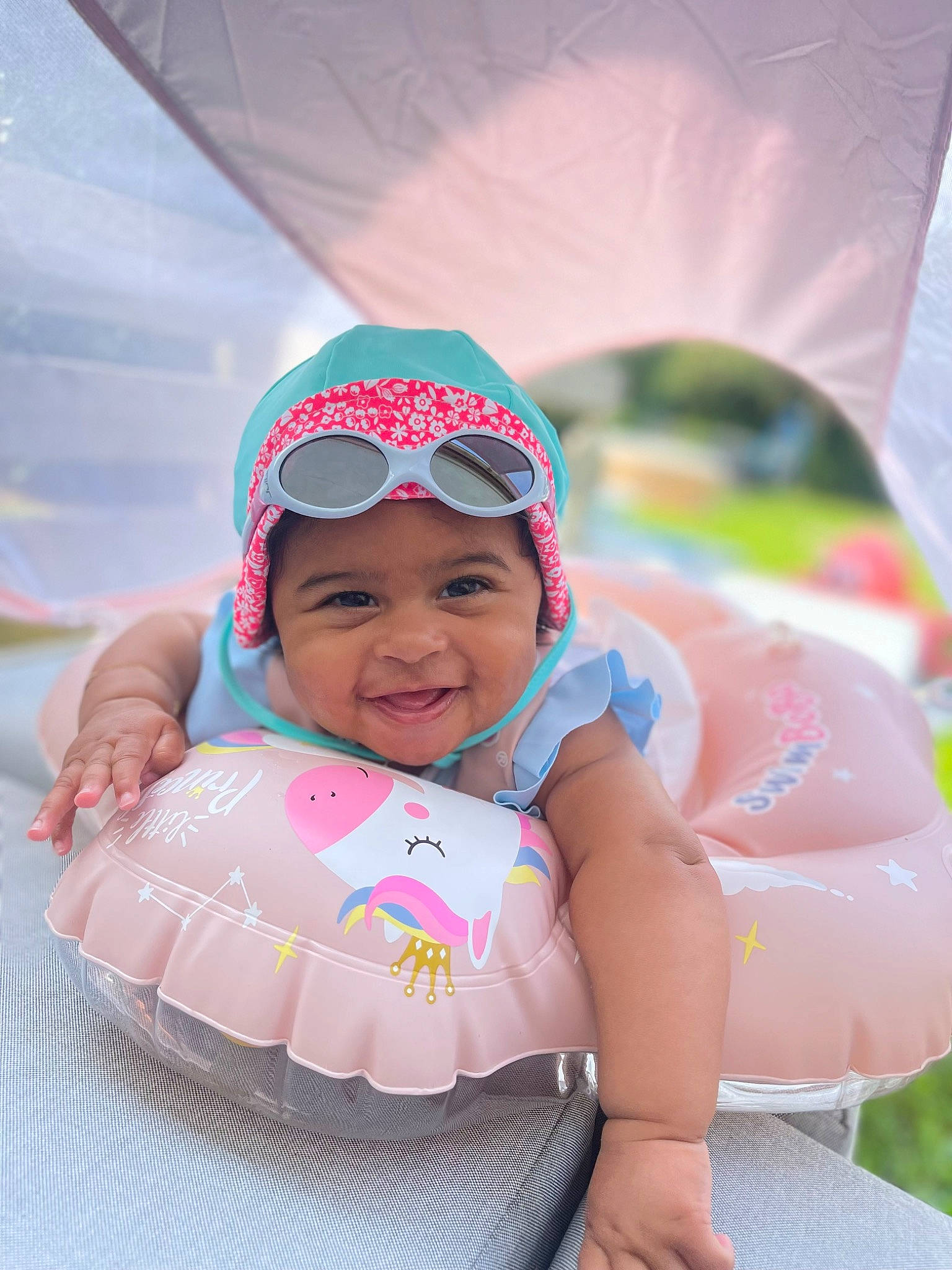 Isrâa participe au concours pour gagner de l'argent avec cette photo : baby, baby_products, baby_toddler_clothing, cap, child, event, fashion_accessory, fun, happy, hat, headwear, joy, leisure, magenta, person, personal_protective_equipment, pink, play, recreation, skin