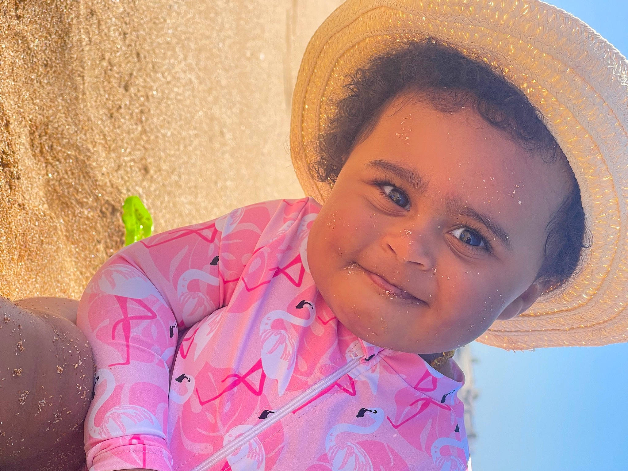 Isrâa a rejoint le concours — aidez-le/la à gagner de superbes lots ! cap, chin, eye, eyebrow, face, facial_expression, forehead, fun, happy, hat, iris, joy, lip, mouth, nose, people_in_nature, person, pink, plant, skin