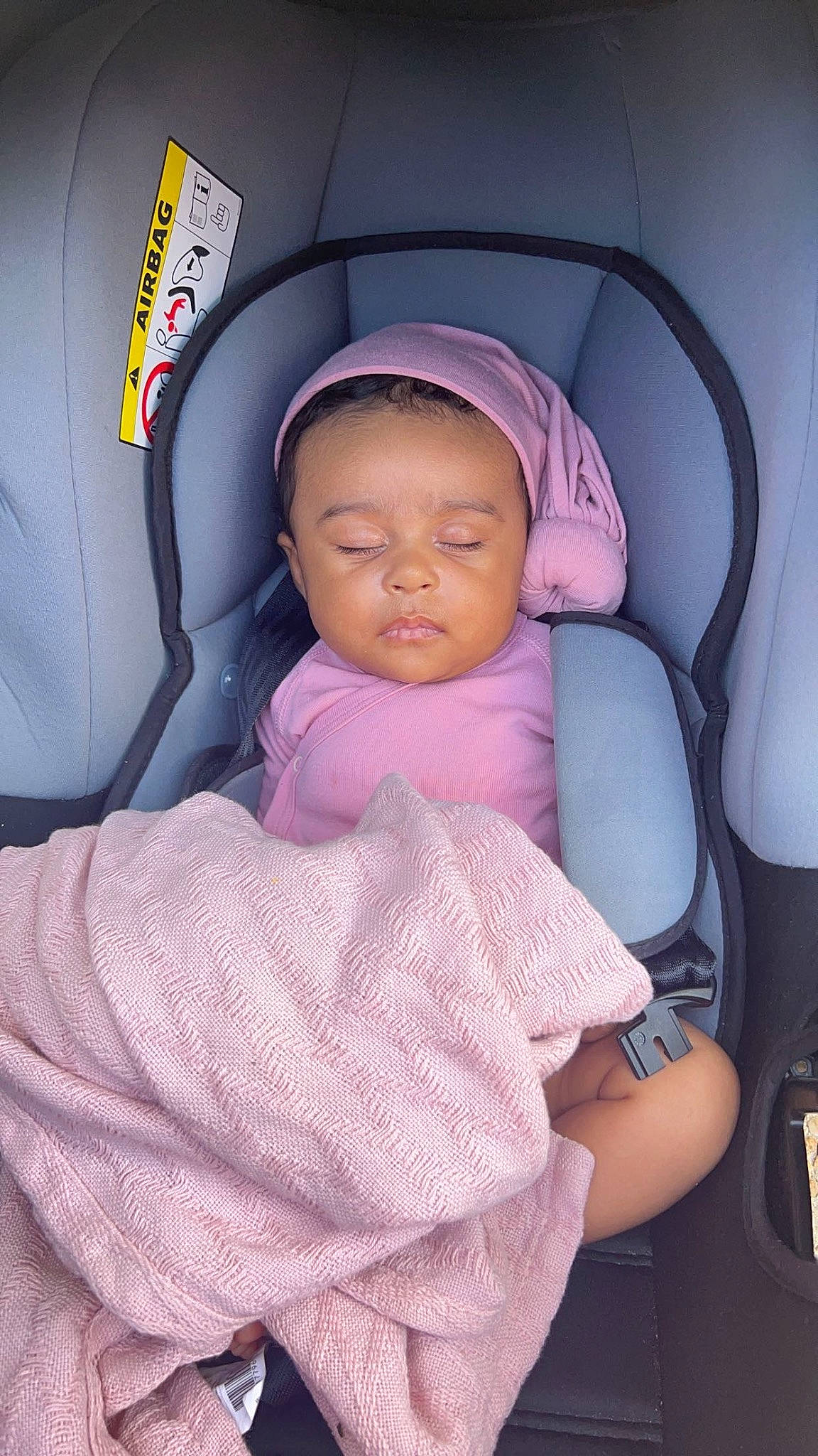 Isrâa a rejoint le concours — aidez-le/la à gagner de superbes lots ! air_travel, aircraft_cabin, airline, auto_part, automotive_design, baby, baby_in_car_seat, baby_products, baby_safety, baby_toddler_clothing, car_seat, car_seat_cover, comfort, head_restraint, nose, passenger, person, seat_belt, thumb, toddler