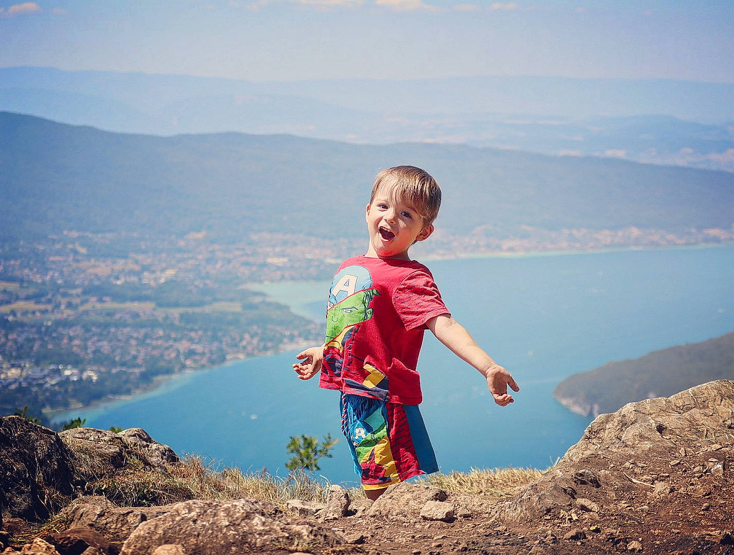 Damon a rejoint le concours — aidez-le/la à gagner de superbes lots ! azure, cloud, fun, happy, highland, hill, lake, landscape, leisure, mountain, mountain_range, mountainous_landforms, nature, people_in_nature, person, sky, smile, sunlight, toddler, travel