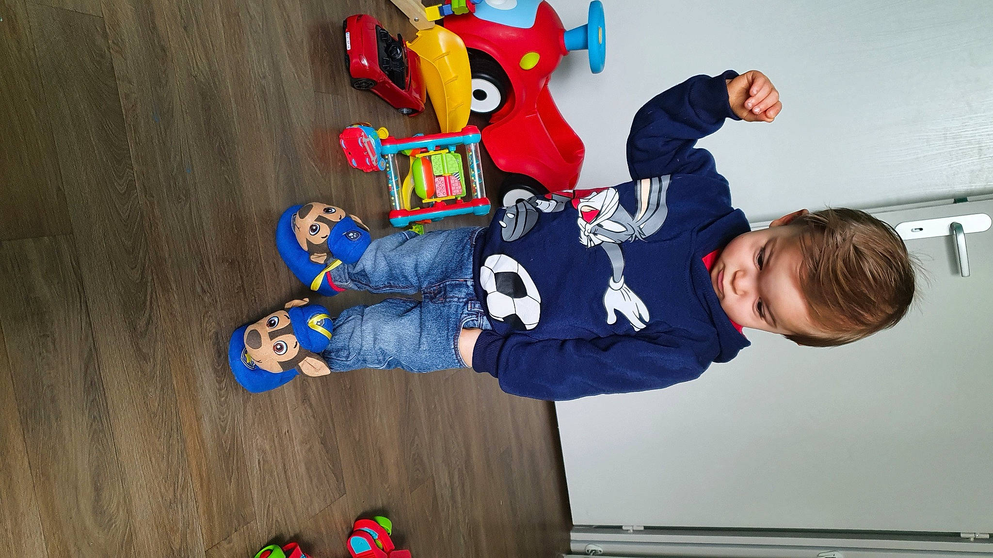 Damon a rejoint le concours — aidez-le/la à gagner de superbes lots ! baby_toddler_clothing, child, costume, electric_blue, event, fictional_character, fun, happy, hardwood, leisure, person, play, recreation, red, room, sitting, sleeve, t_shirt, toddler, wood