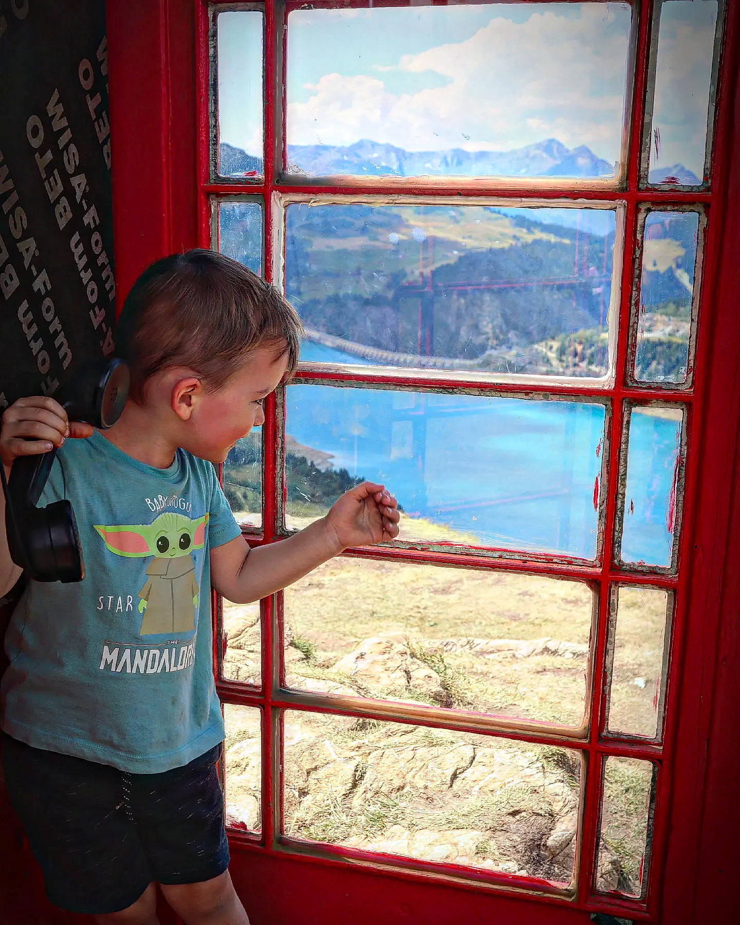 Damon participe au concours pour gagner de l'argent avec cette photo : child, cloud, fun, glass, happy, lake, leisure, mountain, person, room, shorts, sky, t_shirt, toddler, travel, tree, vacation, visual_arts, water, window