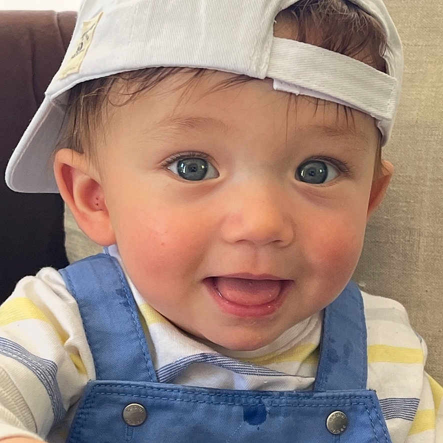 Louciano a rejoint le concours — aidez-le/la à gagner de superbes lots ! baby, baseballcap, bodypart, cap, clothing, coat, couch, face, finger, furniture, hand, happy, hat, head, jacket, jeans, pants, person, photography, portrait