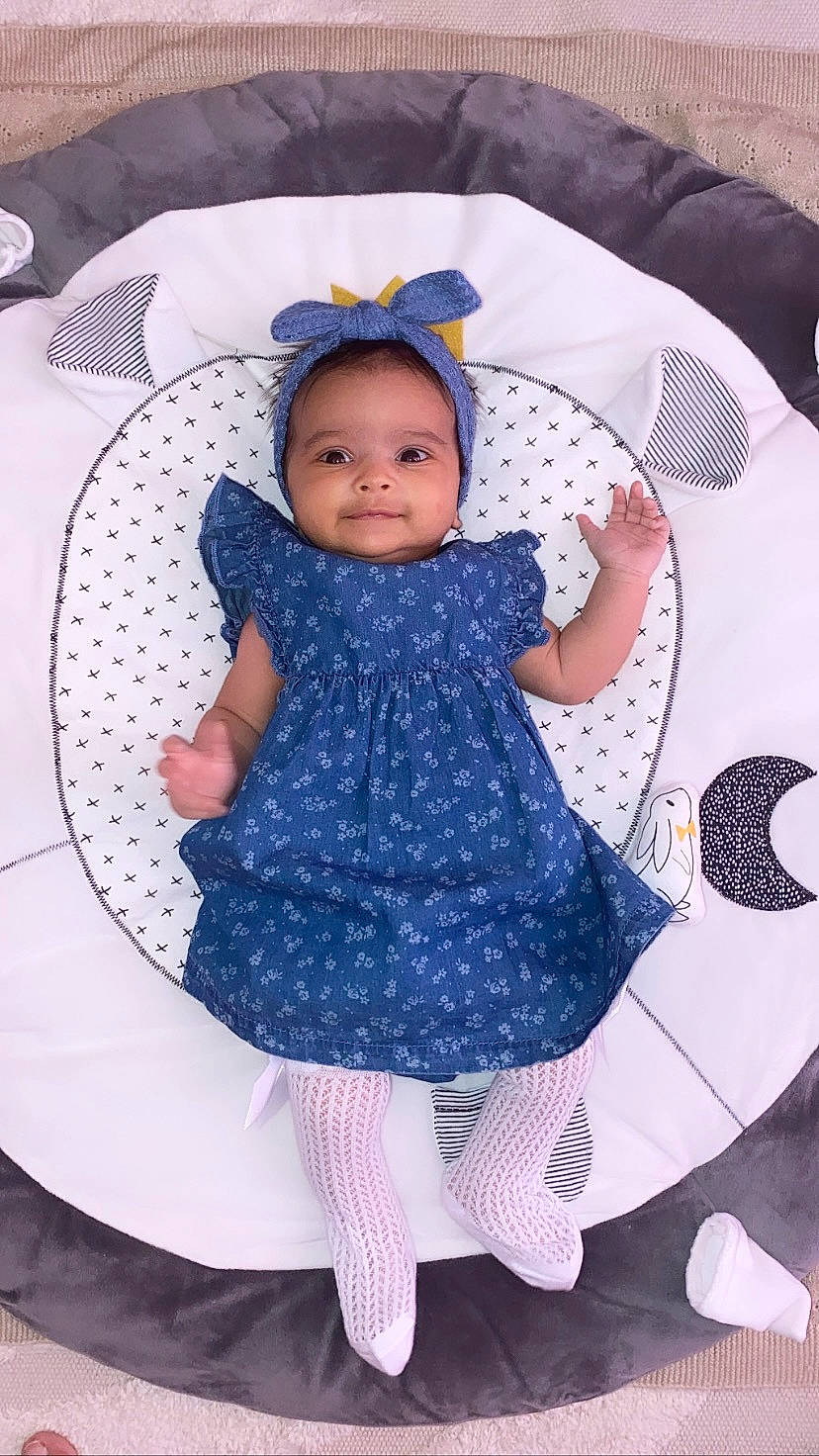 Radya participe au concours pour gagner de l'argent avec cette photo : azure, baby, baby_products, baby_toddler_clothing, cheek, child, comfort, electric_blue, fashion_accessory, linens, pattern, person, pink, purple, sitting, sleeve, smile, sock, toddler, violet