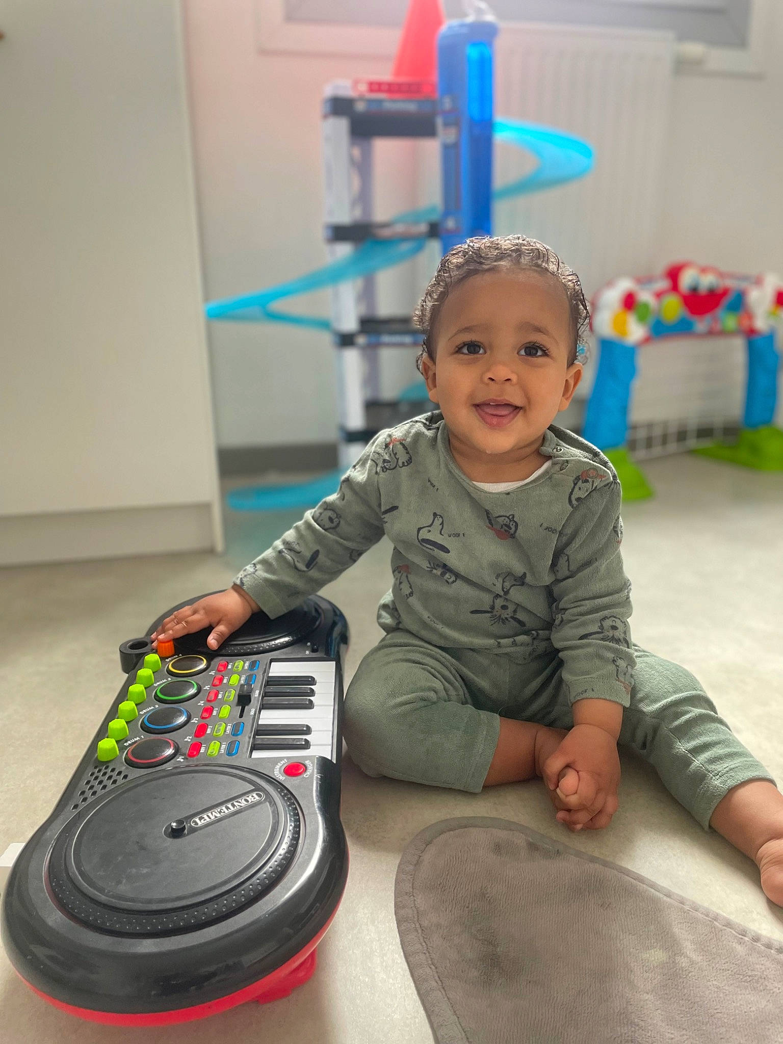 Edem participe au concours pour gagner de l'argent avec cette photo : audio_equipment, baby, baby_playing_with_toys, carmine, child, electronic_instrument, flooring, fun, gadget, happy, input_device, joy, leisure, machine, peripheral, person, play, room, sitting, smile