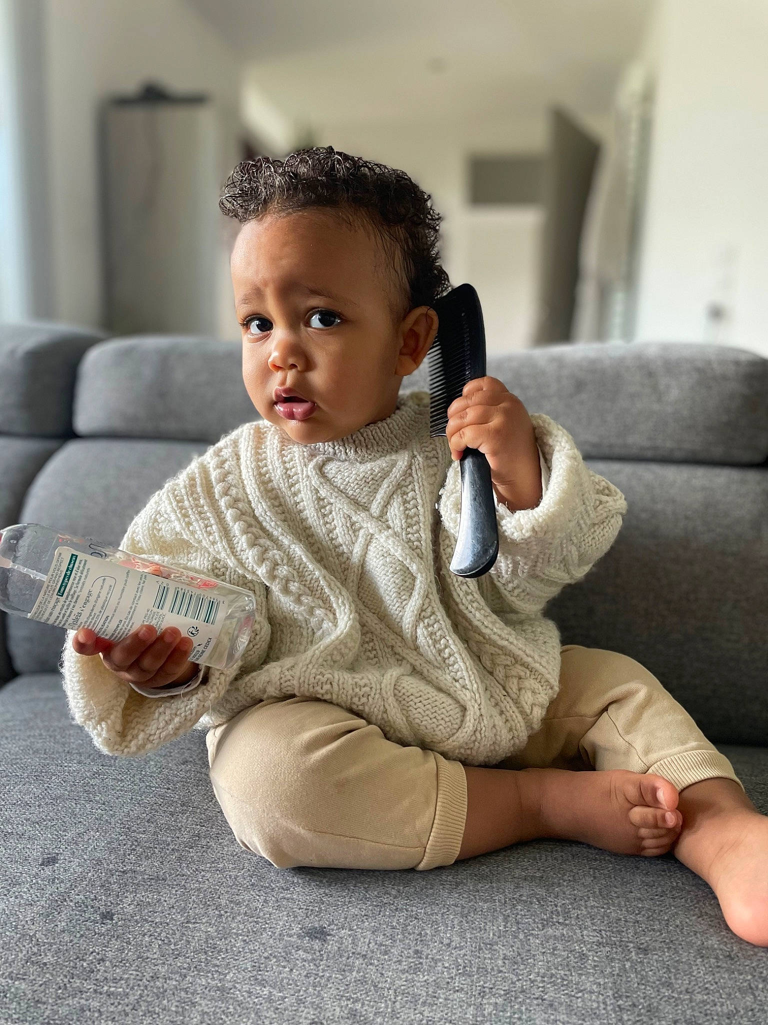 Edem a rejoint le concours — aidez-le/la à gagner de superbes lots ! baby, baby_toddler_clothing, cheek, child, comfort, couch, facial_expression, finger, floor, flooring, happy, human, human_leg, person, room, sitting, skin, sleeve, sock, surprise