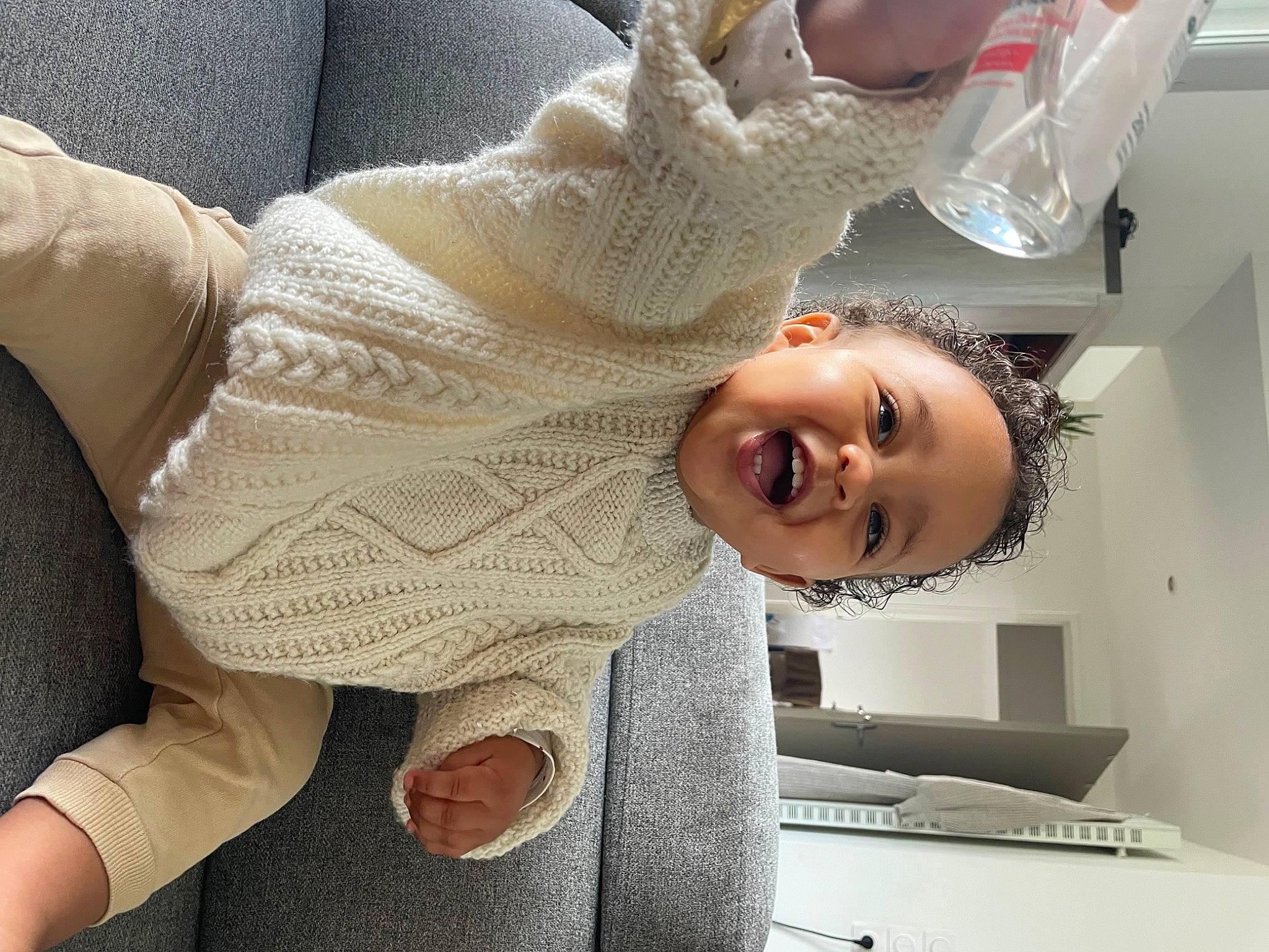 Edem participe au concours pour gagner de l'argent avec cette photo : baby, child, comfort, elbow, eyelash, eyewear, fashion_accessory, gesture, happy, health_care, human_leg, joint, mouth, person, service, skin, sleeve, smile, thumb, toddler