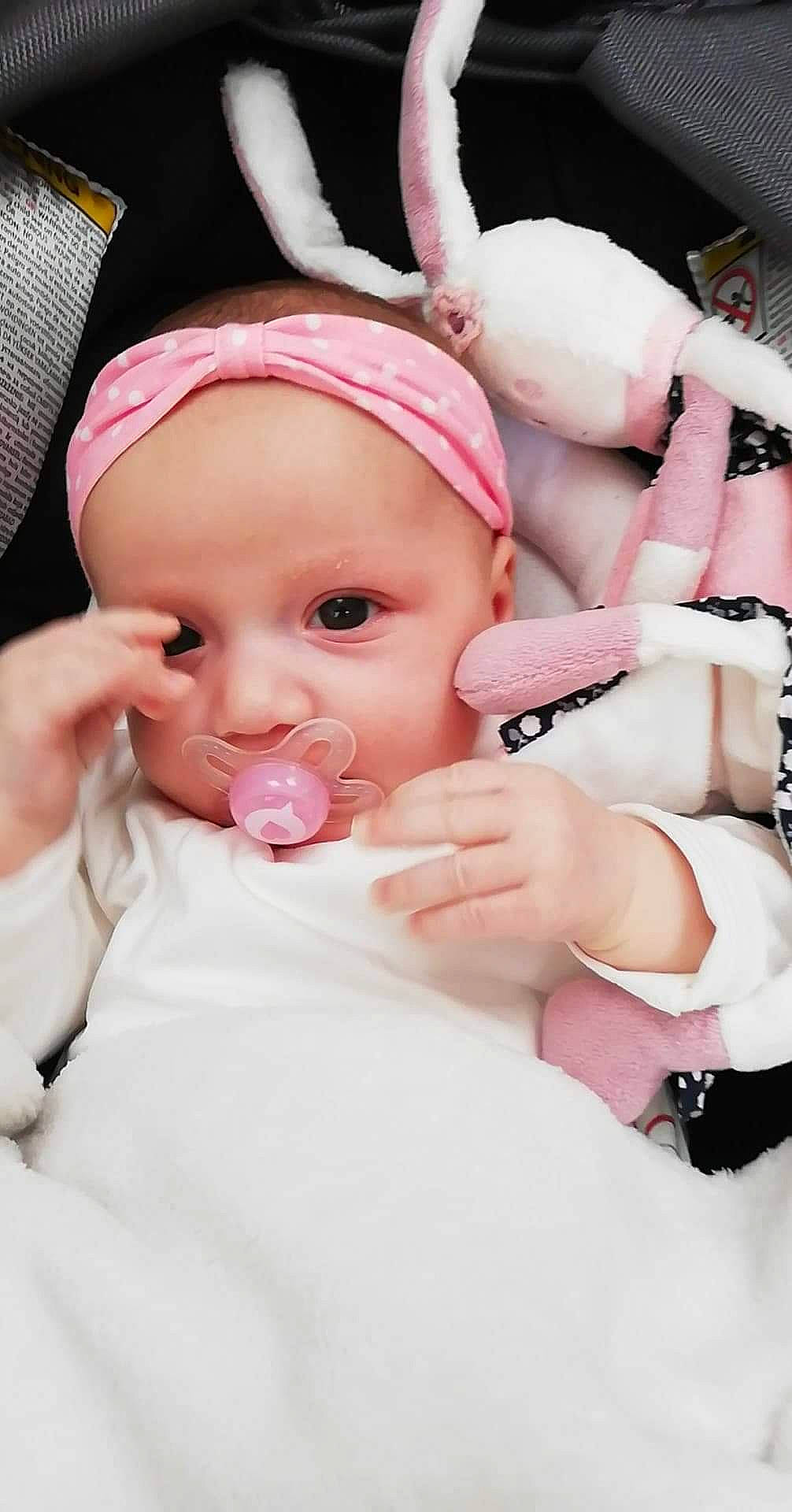 Agathe a rejoint le concours — aidez-le/la à gagner de superbes lots ! baby, baby_grabbing_for_something, baby_products, baby_toddler_clothing, birth, cheek, child, finger, flesh, hand, headwear, nail, person, photography, pink, skin, thumb, toddler