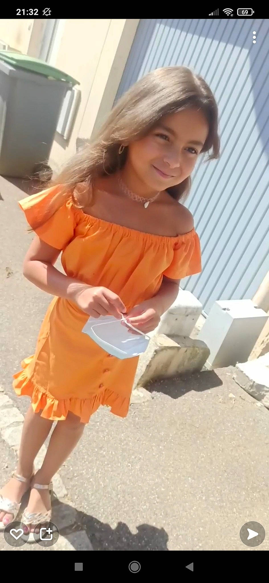 Laena a rejoint le concours — aidez-le/la à gagner de superbes lots ! abdomen, blond, cocktail_dress, day_dress, dress, electric_blue, fashion_design, human_leg, jewellery, joy, knee, orange, peach, person, sandal, sleeve, smile, street_fashion, sunglasses, thigh