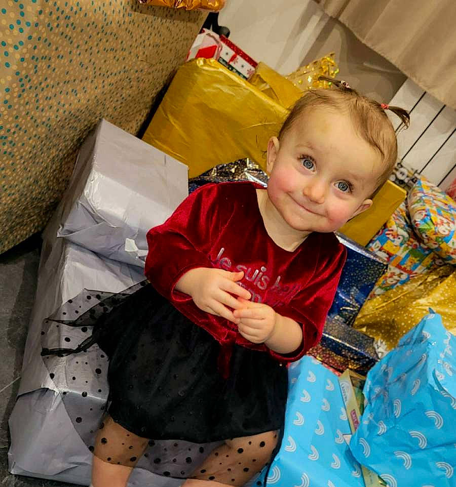 Elya participe au concours pour gagner de l'argent avec cette photo : baby, baby_toddler_clothing, child, comfort, couch, event, eye, happy, head, human_leg, joy, linens, pattern, person, product, room, sleeve, smile, t_shirt, textile