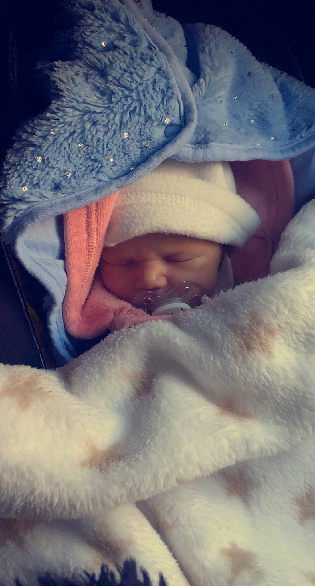 Louna a rejoint le concours — aidez-le/la à gagner de superbes lots ! baby, baby_products, baby_sleeping, baby_toddler_clothing, bedding, bedtime, blanket, child, cloud, comfort, electric_blue, fur, happy, headwear, knit_cap, linens, nap, person, room, skin