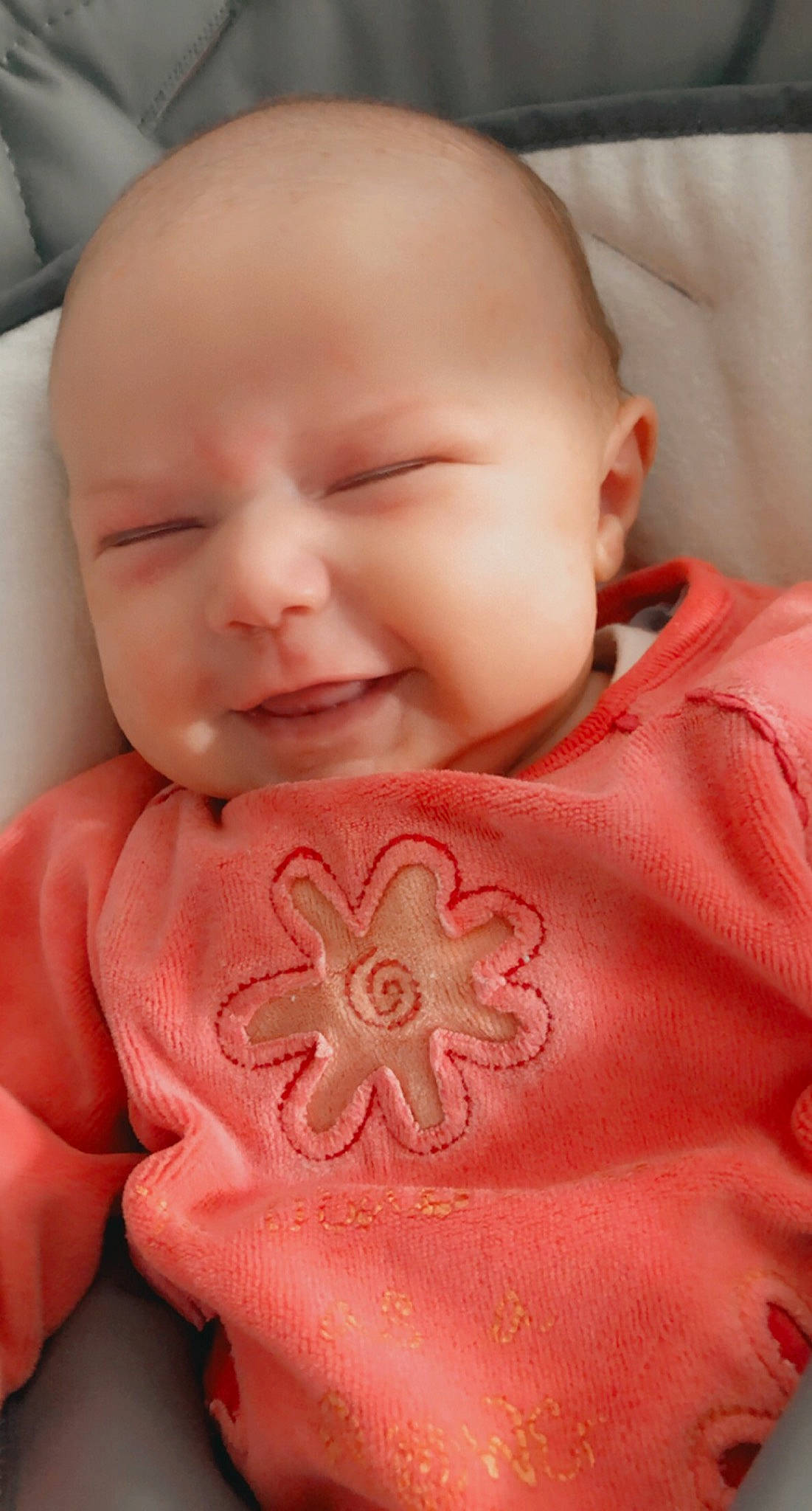 Louna participe au concours pour gagner de l'argent avec cette photo : baby, baby_toddler_clothing, cheek, child, chin, comfort, finger, happy, iris, lip, mouth, neck, nose, person, pink, skin, sleeve, smile, textile, thumb