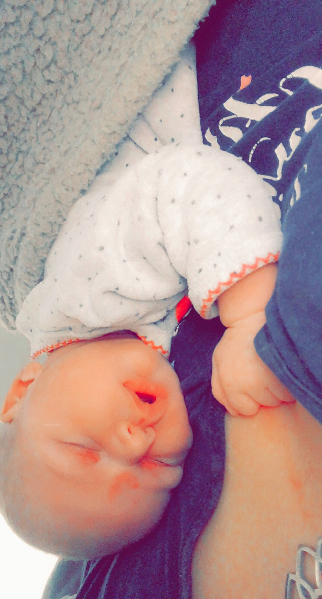 Louna participe au concours pour gagner de l'argent avec cette photo : baby, baby_products, baby_sleeping, baby_toddler_clothing, carmine, cheek, child, comfort, finger, foot, human_leg, linens, mammal, mouth, pattern, person, pink, skin, sleeve, stomach