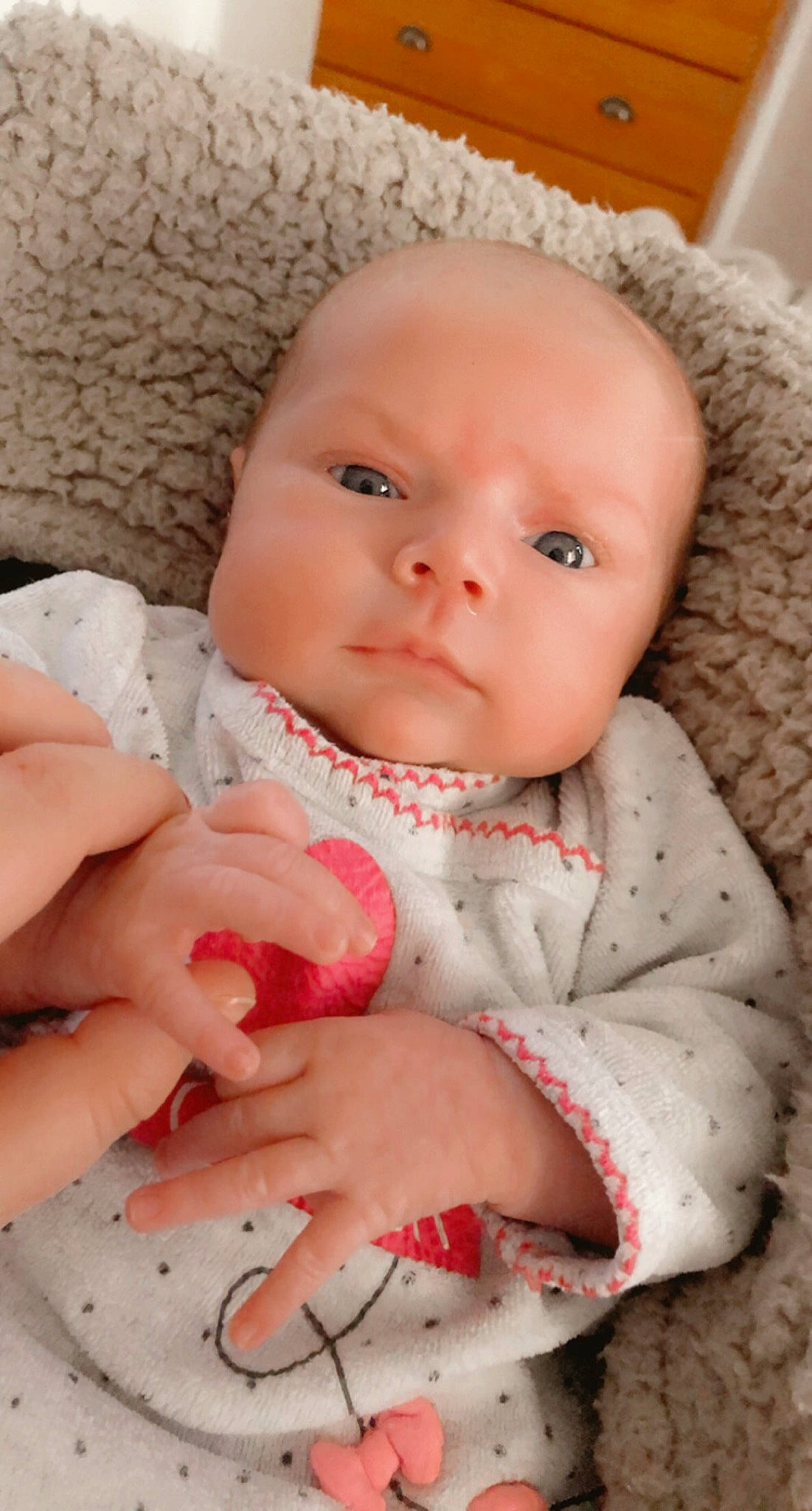 Louna participe au concours pour gagner de l'argent avec cette photo : baby, baby_toddler_clothing, cheek, chin, comfort, dress, eye, eyebrow, finger, gesture, iris, lip, mouth, nose, person, pink, skin, sleeve, textile, toddler