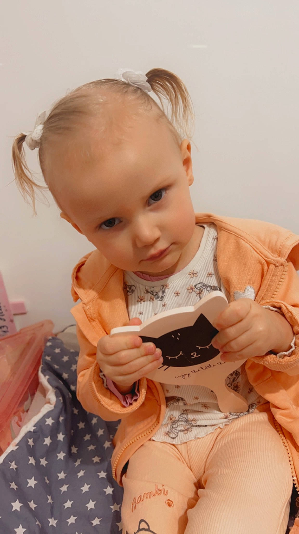 Louna participe au concours pour gagner de l'argent avec cette photo : baby, baby_toddler_clothing, blond, brown_hair, cheek, child, comfort, dress, finger, hand, happy, human_body, human_leg, pattern, person, sitting, skin, sleeve, thigh, toddler