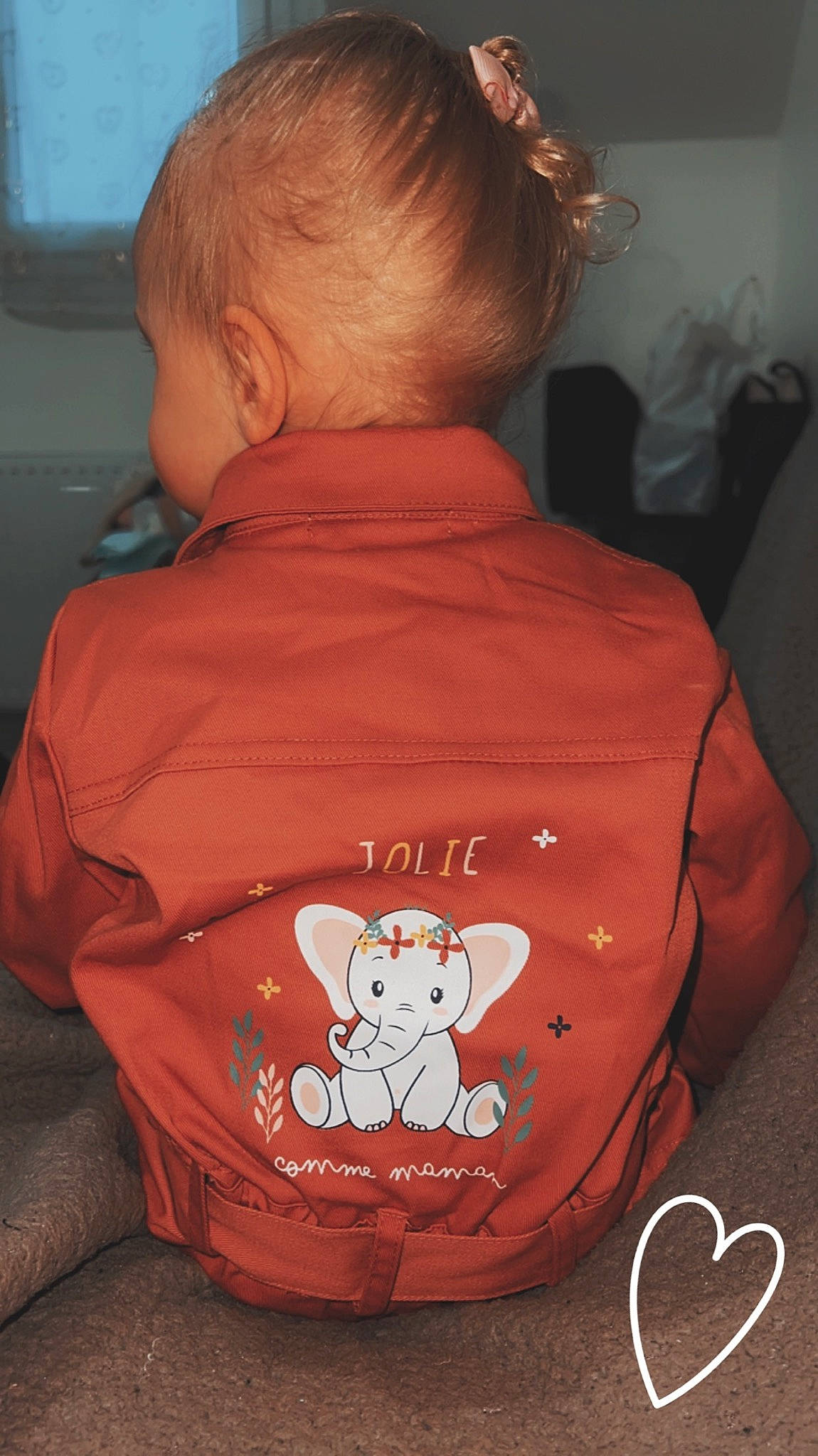 Louna a rejoint le concours — aidez-le/la à gagner de superbes lots ! baby, baby_toddler_clothing, child, cool, elbow, font, hood, hoodie, logo, neck, orange, outerwear, pattern, peach, person, personal_protective_equipment, sleeve, sportswear, t_shirt, toddler
