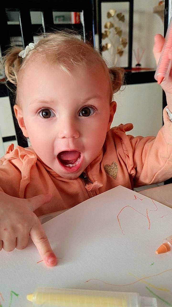 Louna participe au concours pour gagner de l'argent avec cette photo : baby, chair, cheek, child, eyebrow, eyelash, finger, fun, gesture, hairstyle, hand, happy, mouth, nail, nose, person, sitting, skin, surprise, table