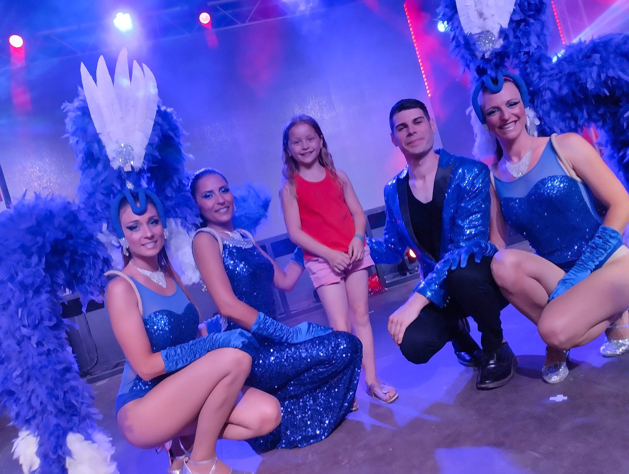 Lyna participe au concours pour gagner de l'argent avec cette photo : blue, dress, electric_blue, entertainment, event, fun, headwear, joy, leisure, magenta, music, performance_art, performing_arts, person, pink, plant, purple, smile, social_group, stage