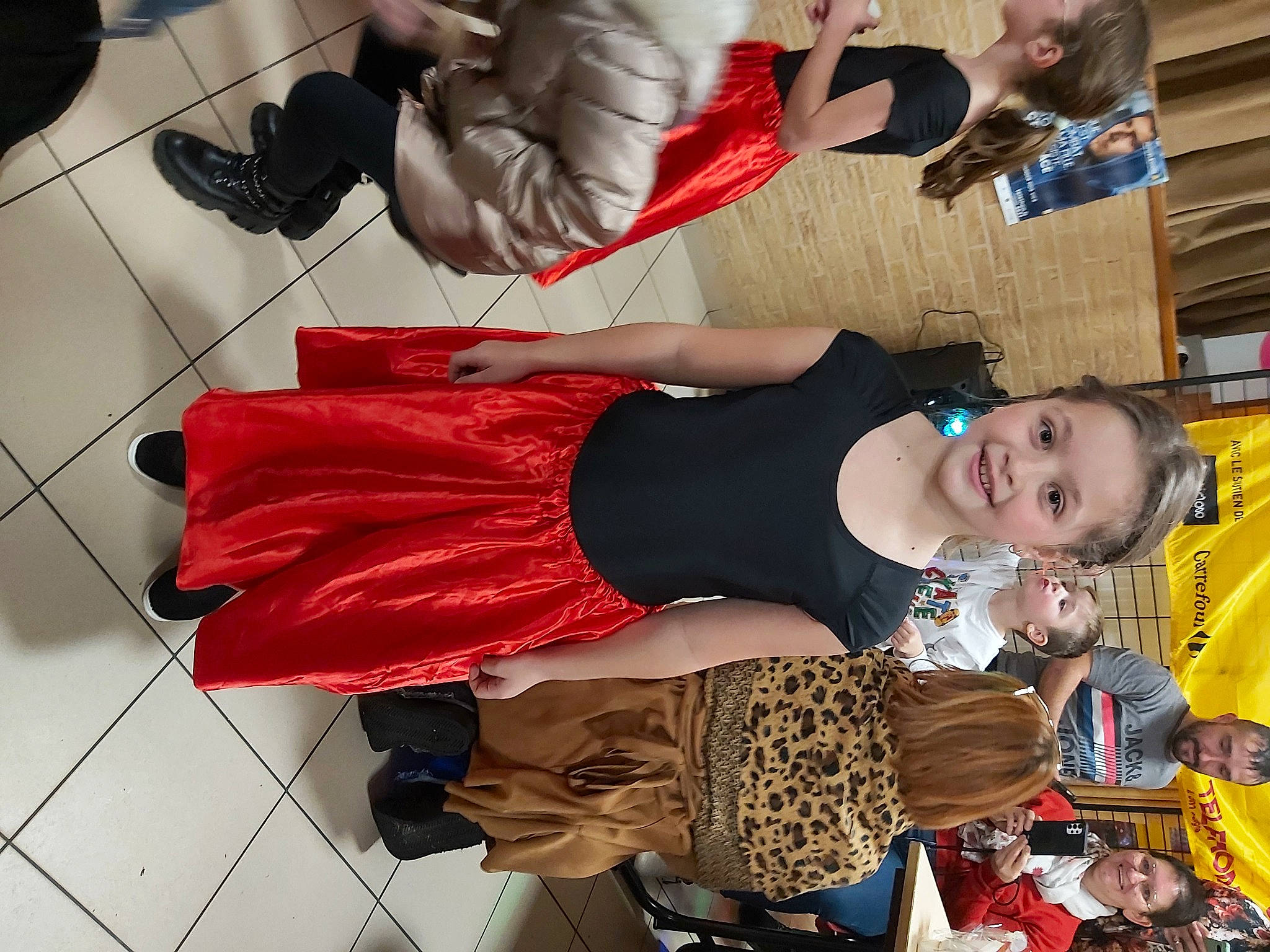 Lyna a rejoint le concours — aidez-le/la à gagner de superbes lots ! bag, fashion_design, flooring, fun, happy, human_leg, joy, knee, leisure, luggage_and_bags, pattern, person, room, smile, t_shirt, thigh, toddler