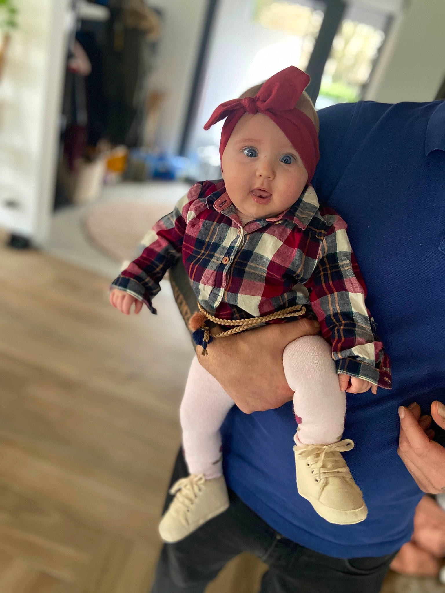 Arya participe au concours pour gagner de l'argent avec cette photo : brown_hair, doll, fashion_accessory, fashion_design, fictional_character, hat, headwear, human_leg, knee, lap, pattern, person, plaid, sitting, sleeve, sock, surprise, tartan, thigh, toy