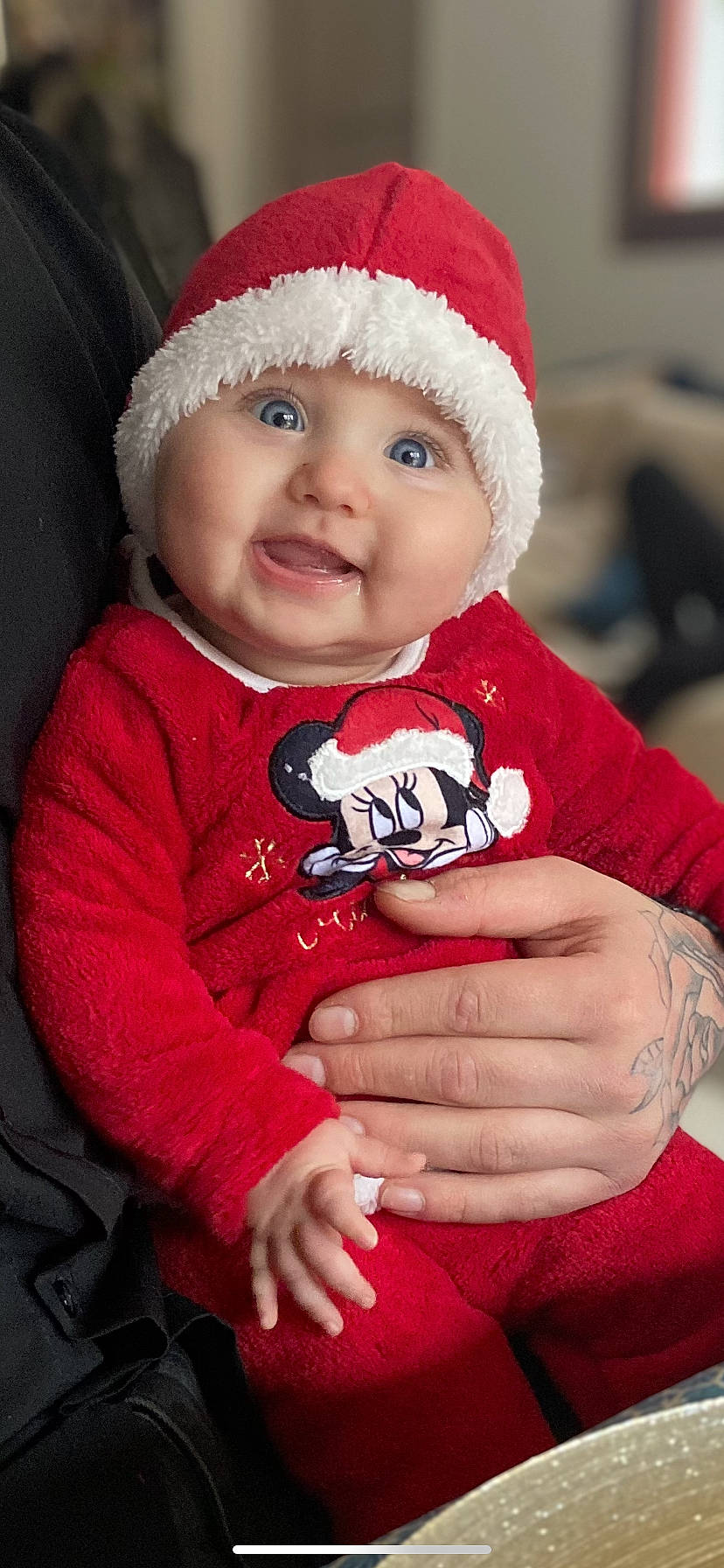 Arya a rejoint le concours — aidez-le/la à gagner de superbes lots ! arm, baby_toddler_clothing, cheek, clothing, eye, face, facial_expression, finger, hand, happy, head, headwear, human_body, lip, organ, person, pink, red, skin, sleeve