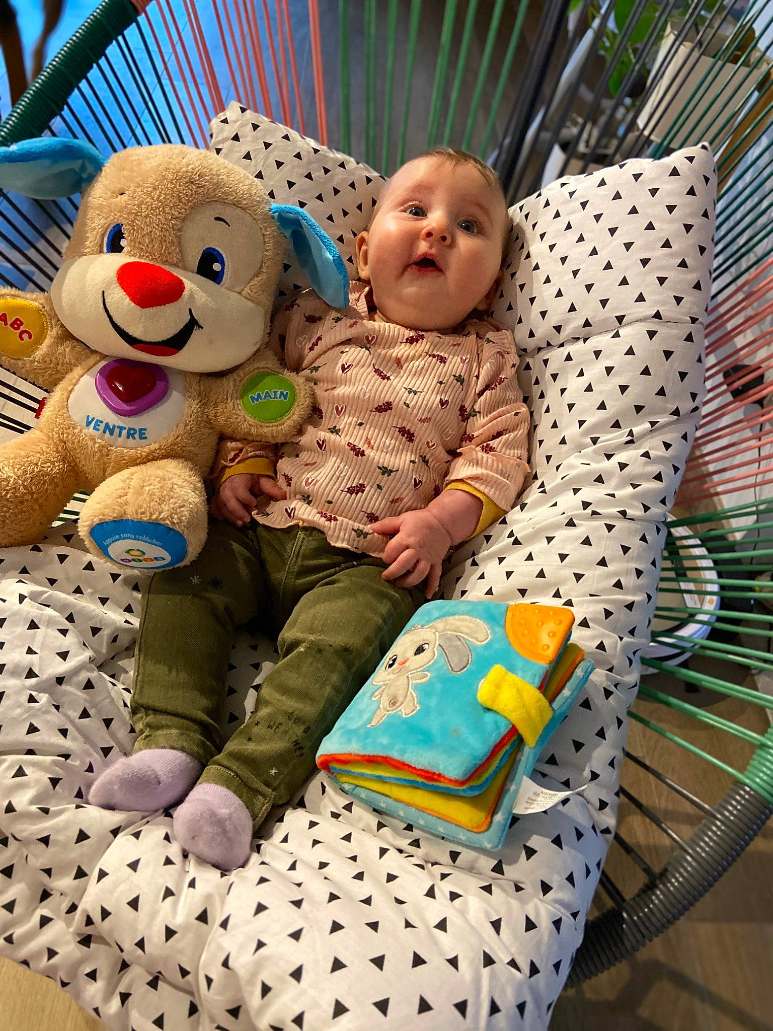 Arya a rejoint le concours — aidez-le/la à gagner de superbes lots ! baby, baby_toddler_clothing, baby_toys, child, comfort, face, fun, happy, head, leisure, person, product, room, sitting, skin, smile, stuffed_toy, teddy_bear, textile, toddler