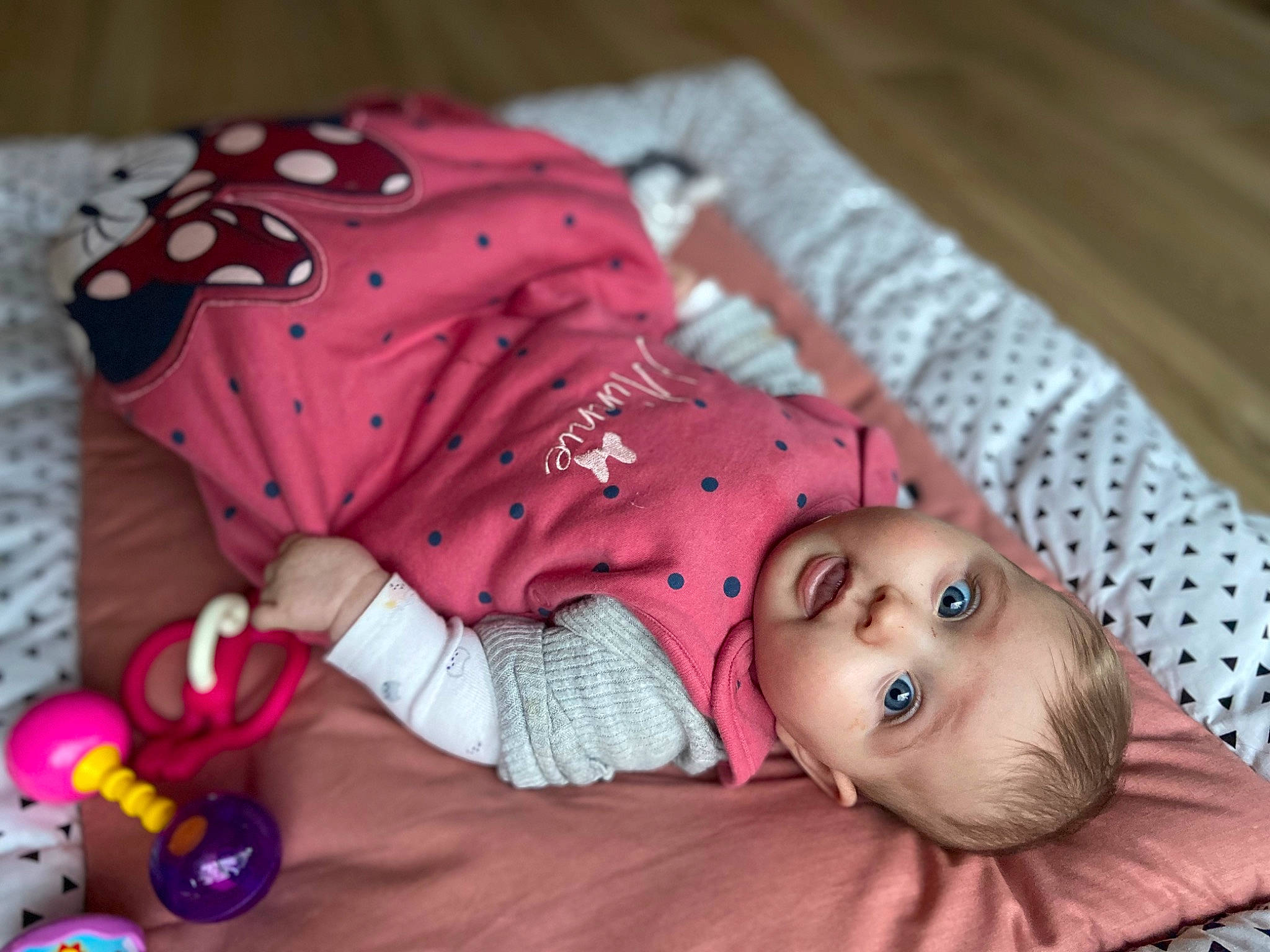 Arya a rejoint le concours — aidez-le/la à gagner de superbes lots ! baby, baby_products, baby_toddler_clothing, cheek, child, comfort, flooring, head, headgear, magenta, person, pink, play, purple, red, sitting, skin, textile, toddler, toy