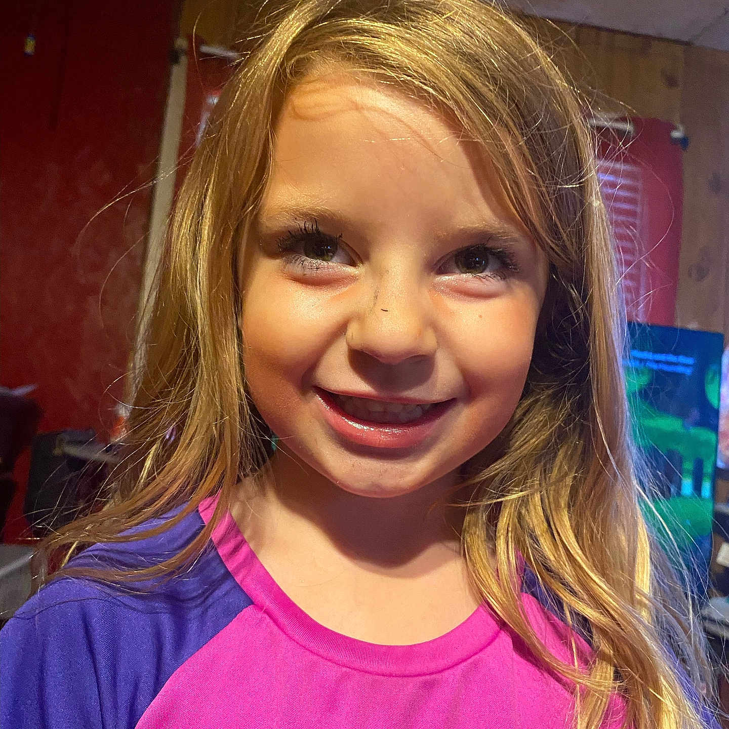 Kista is registered to the contest to win money with this photo: blonde, bodypart, child, clothing, cosmetics, face, female, girl, hair, happy, head, lipstick, mouth, person, photography, portrait, purple, smile, t_shirt, teeth