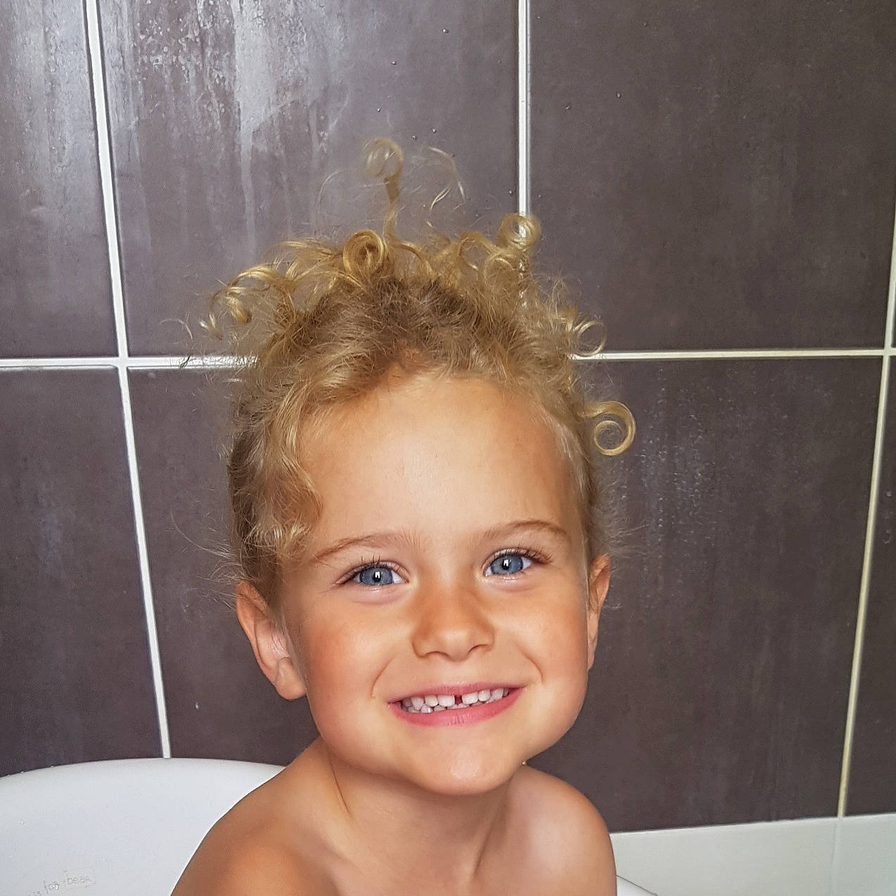 Mïa participe au concours pour gagner de l'argent avec cette photo : bathing, bathroom, cheek, chin, ear, eye, eyebrow, eyelash, forehead, hair, hairstyle, happy, iris, jaw, joy, lip, mouth, neck, nose, person