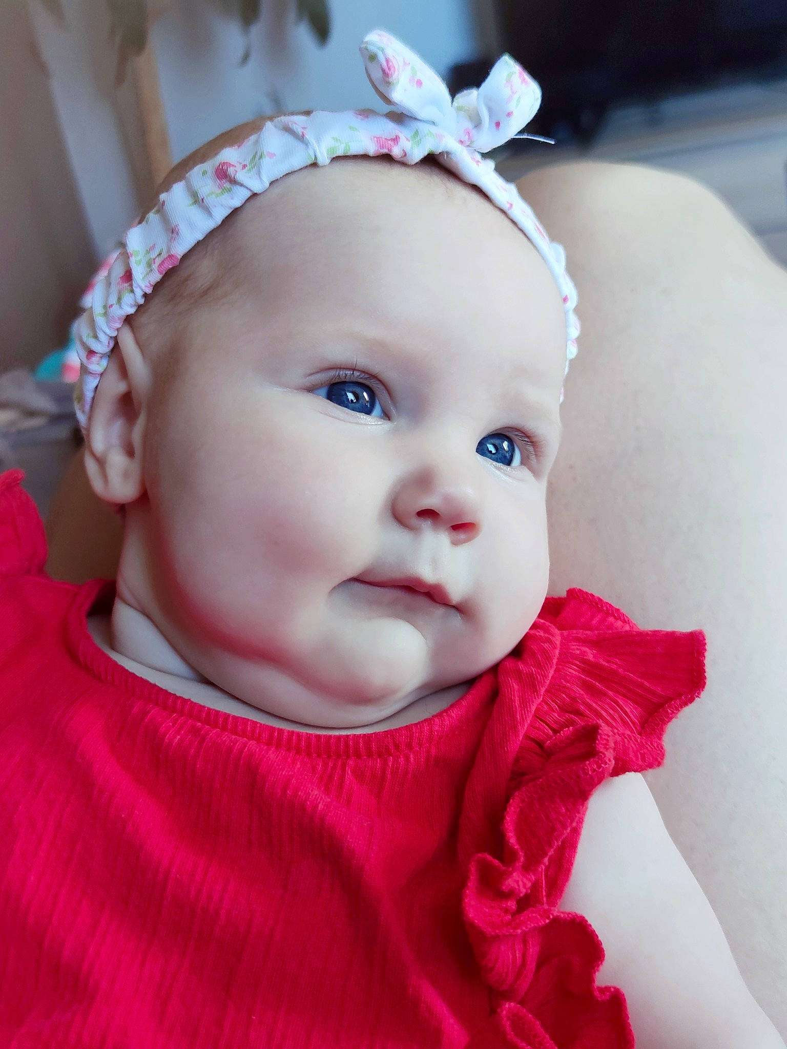 Eléna participe au concours pour gagner de l'argent avec cette photo : baby, baby_toddler_clothing, cheek, chin, costume_hat, ear, eye, eyebrow, eyelash, face, happy, head, iris, lip, neck, nose, person, pink, skin, sleeve