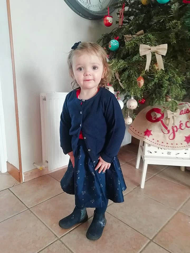 Philippine a rejoint le concours — aidez-le/la à gagner de superbes lots ! baby_toddler_clothing, boot, christmas, christmas_decoration, christmas_eve, christmas_ornament, christmas_tree, circle, clothing, conifer, embellishment, floor, flooring, holiday, holiday_ornament, interior_design, ornament, outerwear, person, spoke