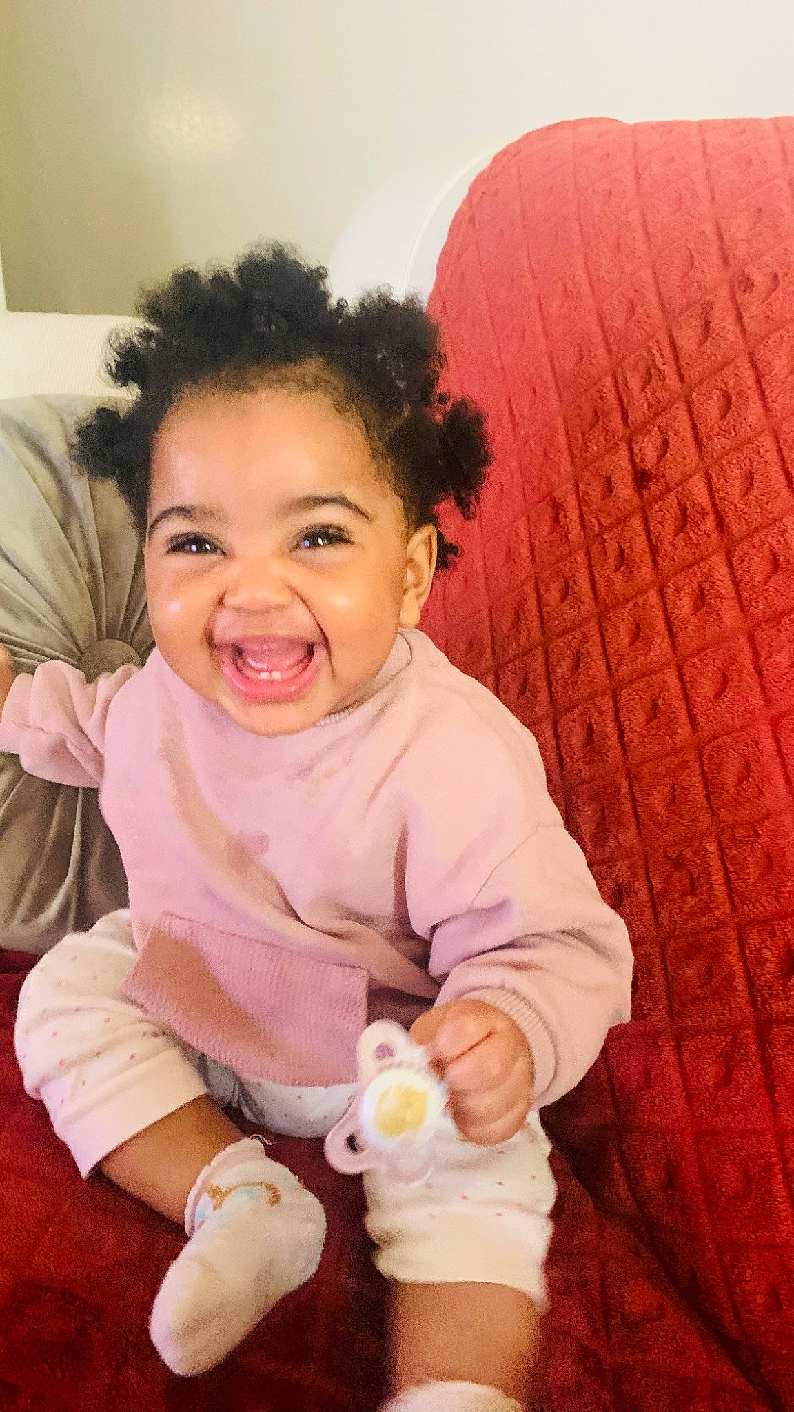 Trinity a rejoint le concours — aidez-le/la à gagner de superbes lots ! arm, baby, baby_toddler_clothing, cheek, child, comfort, finger, flooring, fun, gesture, happy, joy, laugh, nose, person, sitting, skin, sleeve, smile, thumb