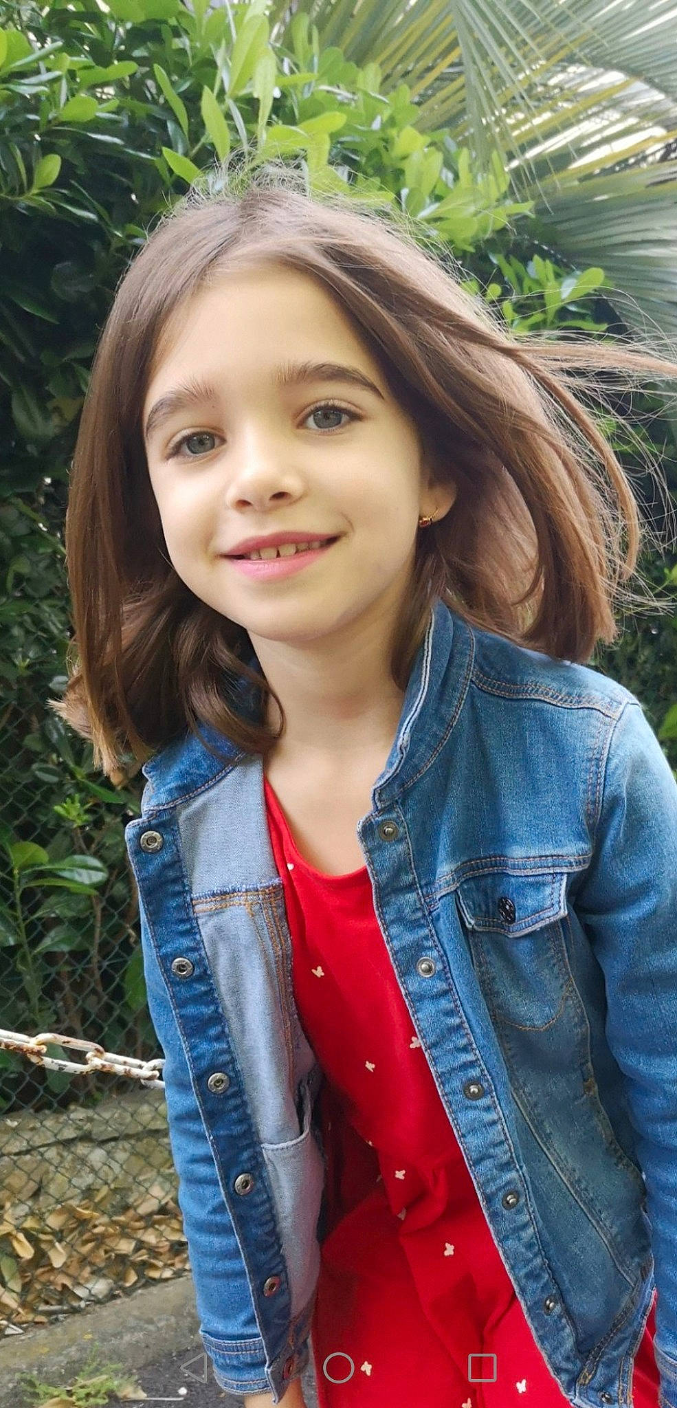 Giulia a rejoint le concours — aidez-le/la à gagner de superbes lots ! brown_hair, clothing, denim, electric_blue, face, flash_photography, grass, happy, iris, jacket, joy, layered_hair, lip, long_hair, outerwear, person, skin, sleeve, smile, standing