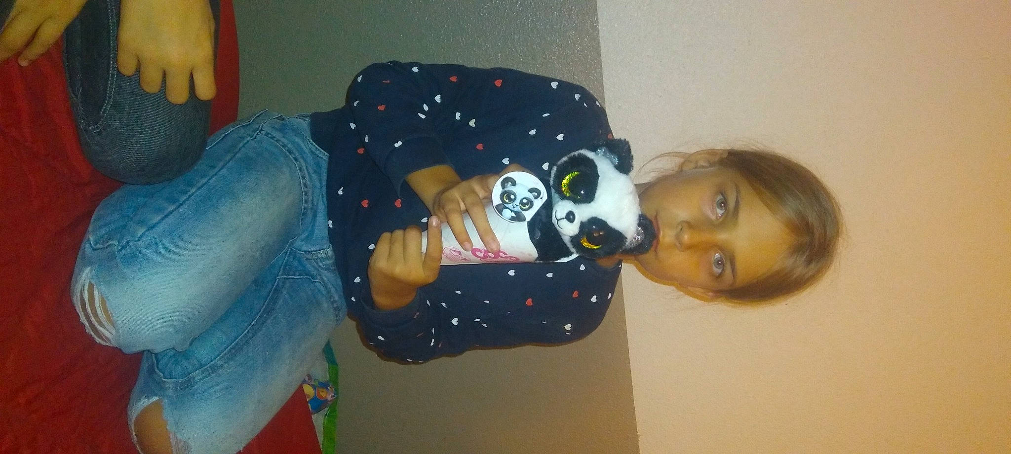 Emma participe au concours pour gagner de l'argent avec cette photo : art, child, comfort, fun, human_body, human_leg, knee, lap, pattern, person, room, sitting, thigh, visual_arts